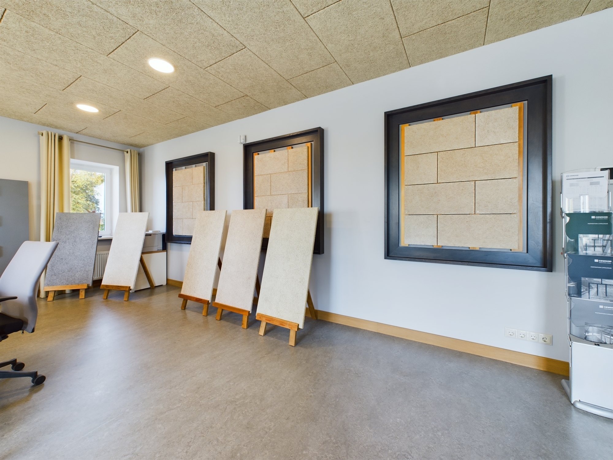 Plaša biroja/izstāžu zāles telpa ar akustiskās apdares paneļiem. Kvalitatīva komercplatību fotogrāfija Rīgā.