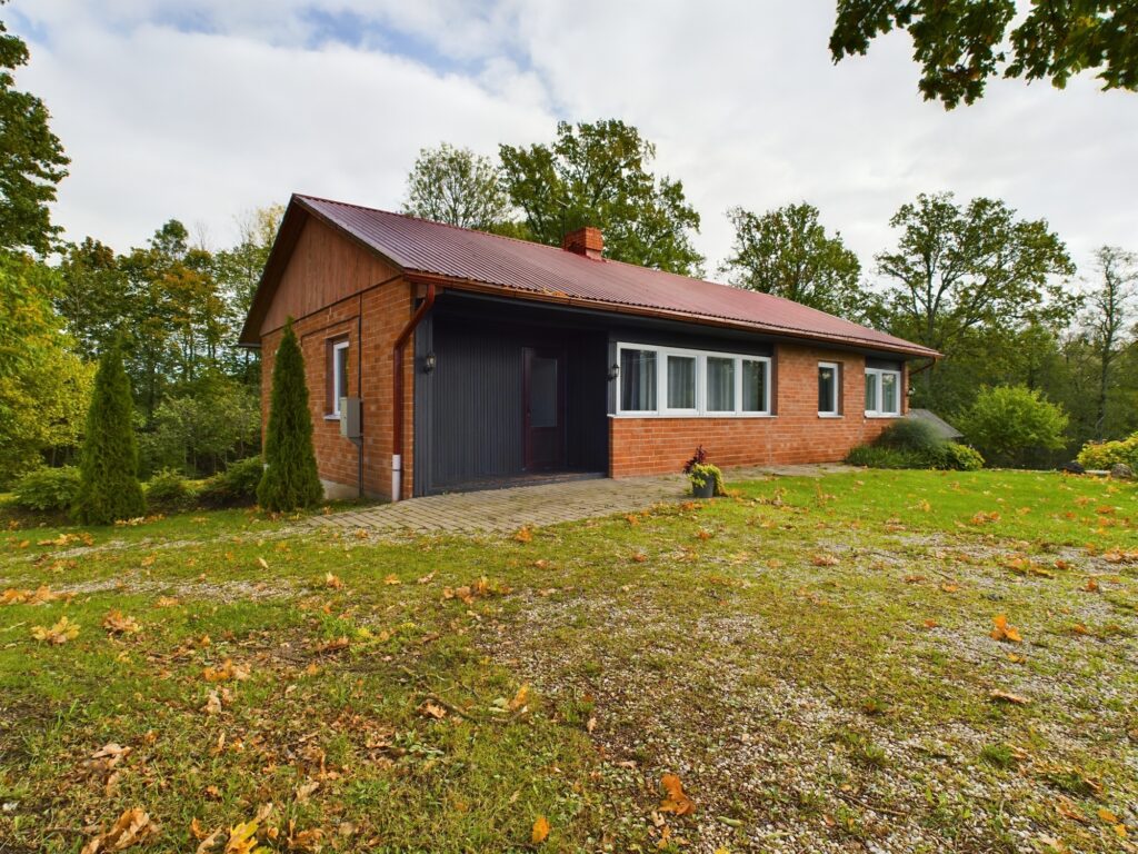 Labi uzturēta ģimenes māja ar ķieģeļu un koka fasādi. Plašs zemes gabals. Kvalitatīva nekustamā īpašuma fotogrāfija Vidzemē.
