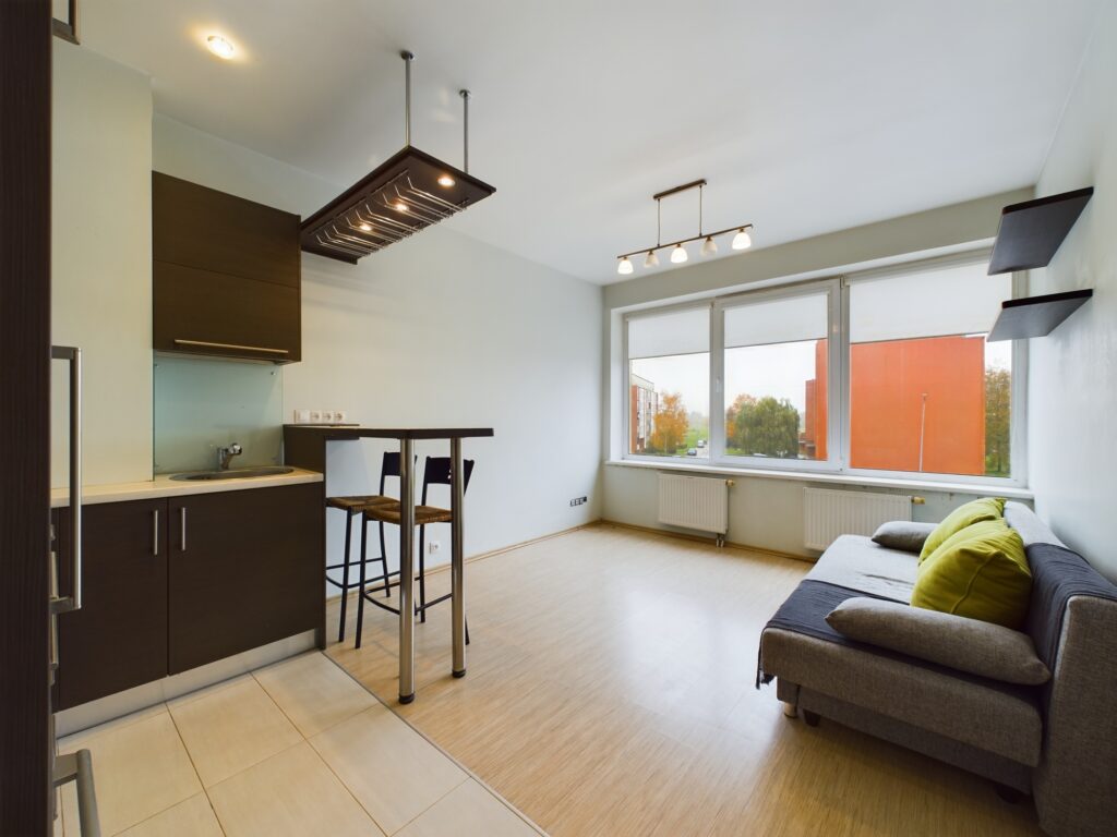Mūsdienīga dzīvojamā telpa ar kompakto virtuvi un mīkstajām mēbelēm. Kvalitatīva nekustamā īpašuma fotogrāfija Salaspilī.