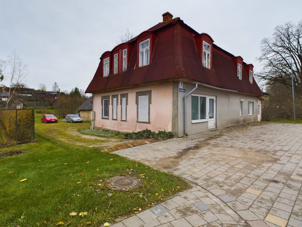 Vecāka divstāvu māja ar mansarda jumtu un bruģētu pagalmu. Īpašums pārdošanai Raunā, Cēsu ielā.