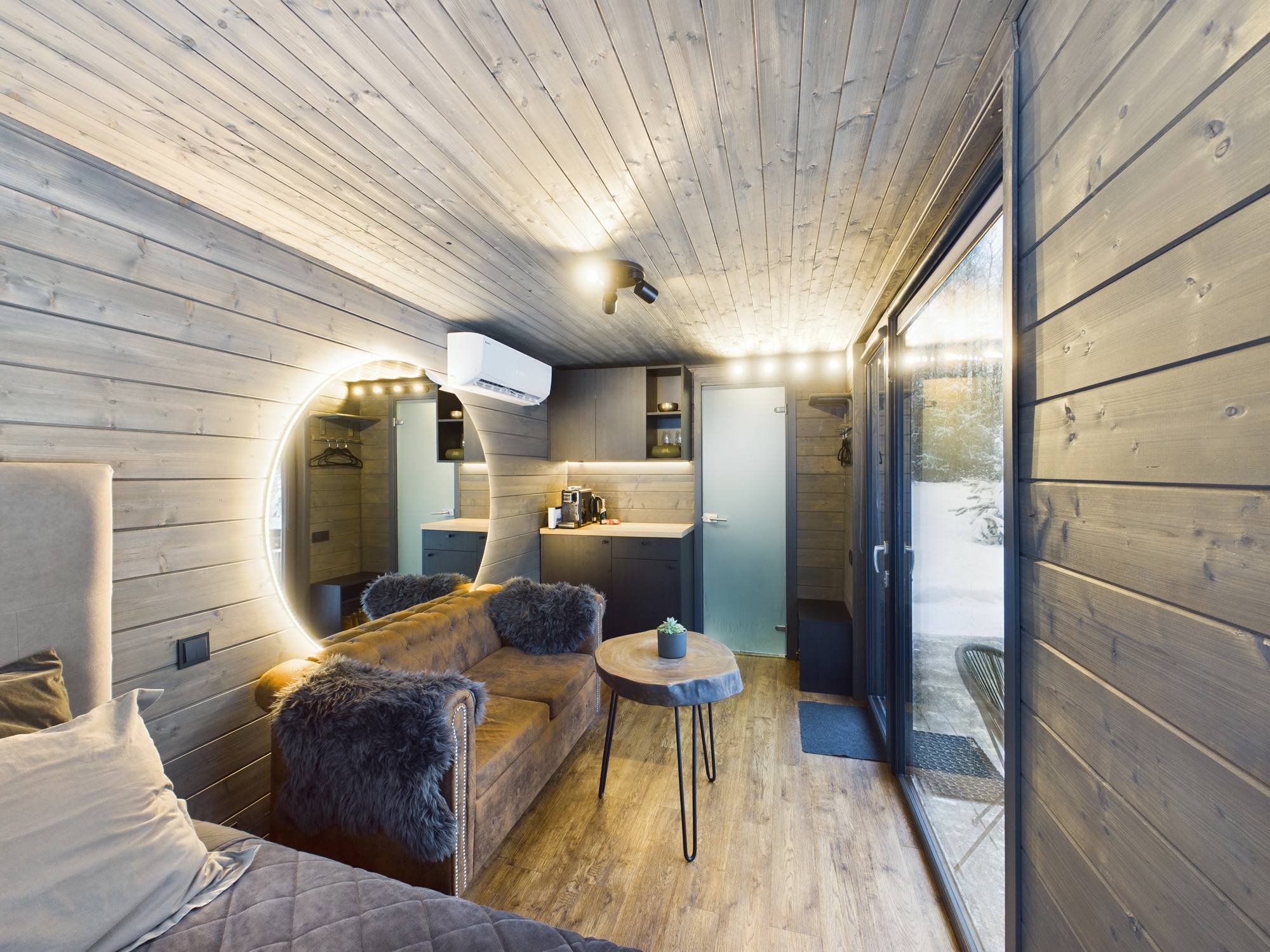 Kompakta, moderna telpa, kurā apvienota guļamzona, atpūtas dīvāns un virtuves stūris. Kvalitatīva nekustamā īpašuma fotogrāfija.