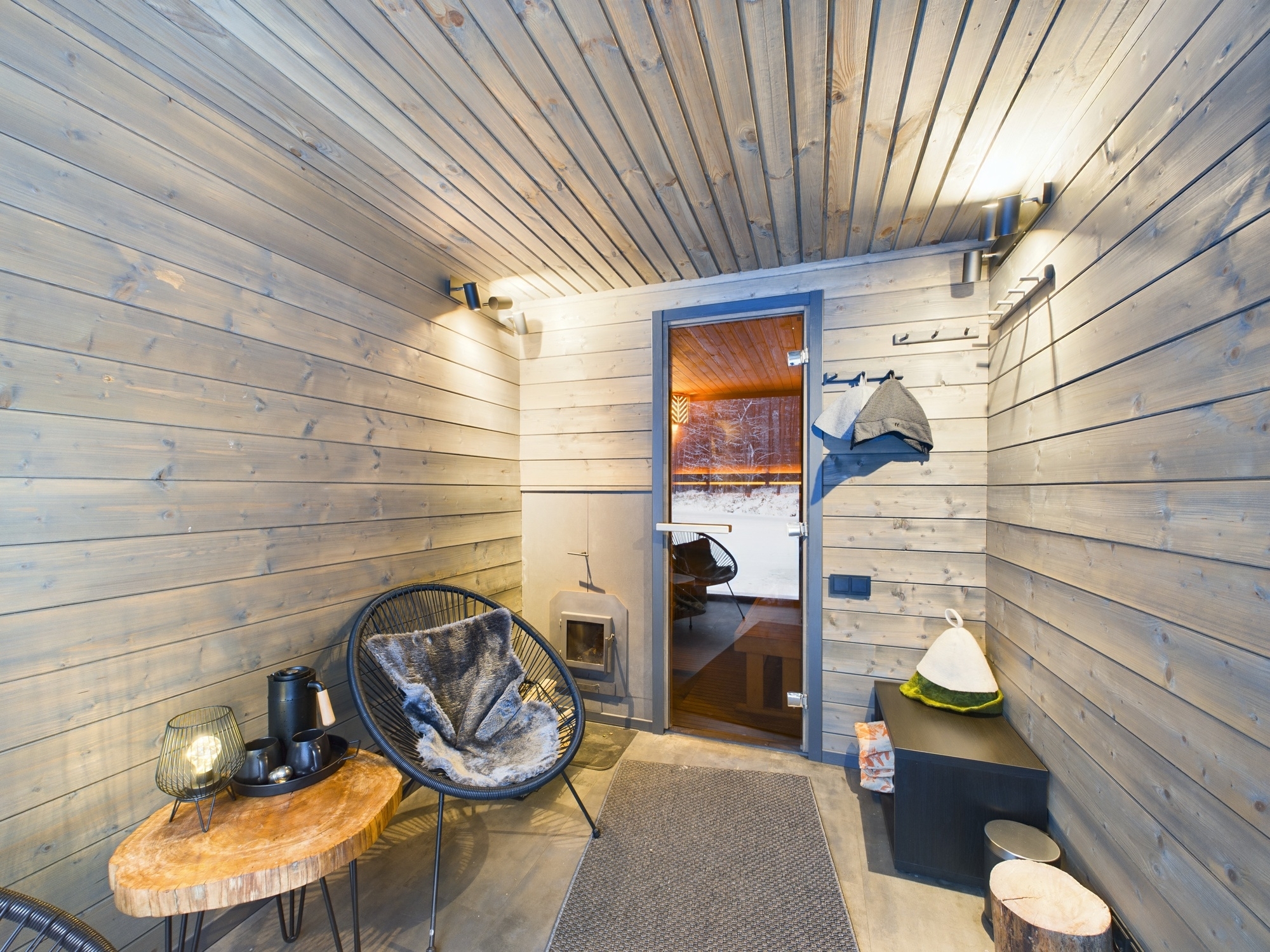 Funkcionāls priekšnams ar gaišu koka apdari un atpūtas krēslu. Kvalitatīva nekustamā īpašuma fotogrāfija.