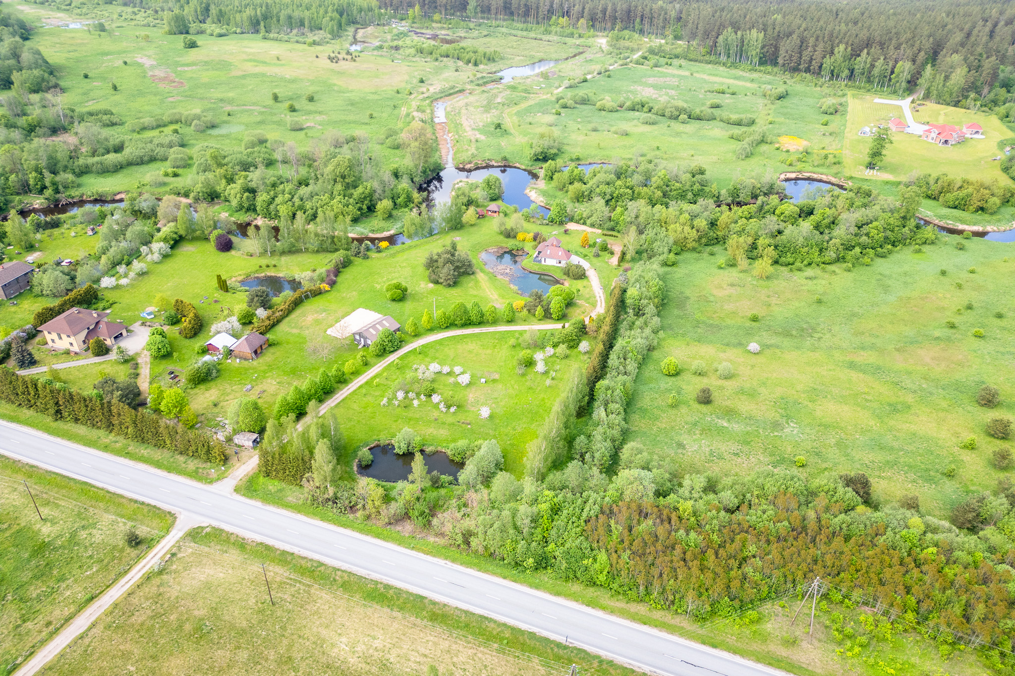 Drona Fotogrāfija – Plašs Apbūves Zemesgabals vai Īpašumu Ainava Latvijā