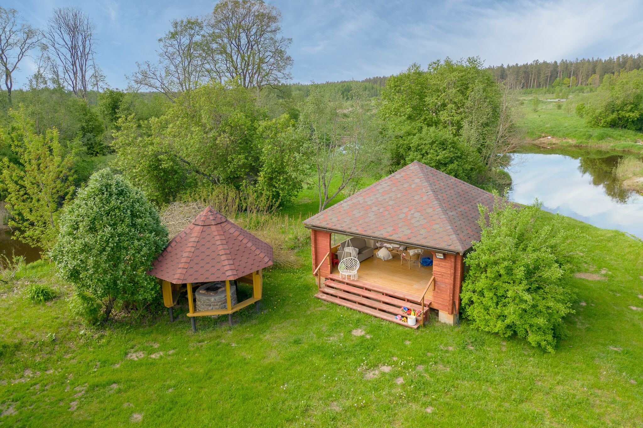 Kvalitatīva ārtelpas fotogrāfija: Lapene un nojume pie ūdens krasta – drona fotogrāfijas un foto