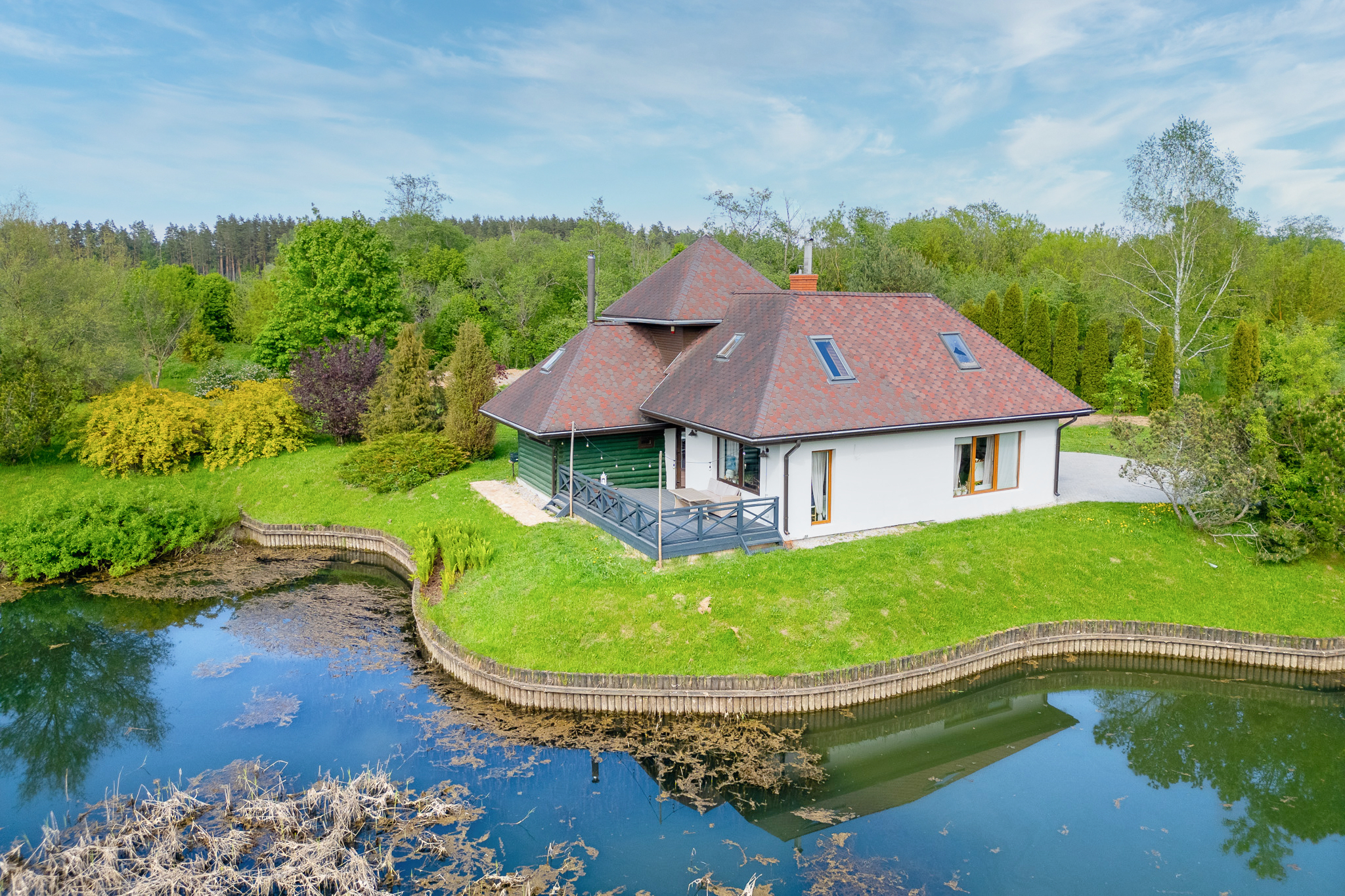 Kvalitatīva nekustamā īpašuma fotogrāfija ar dronu: Privātmāja ar dīķi un ainavisku apkārtni – drona video