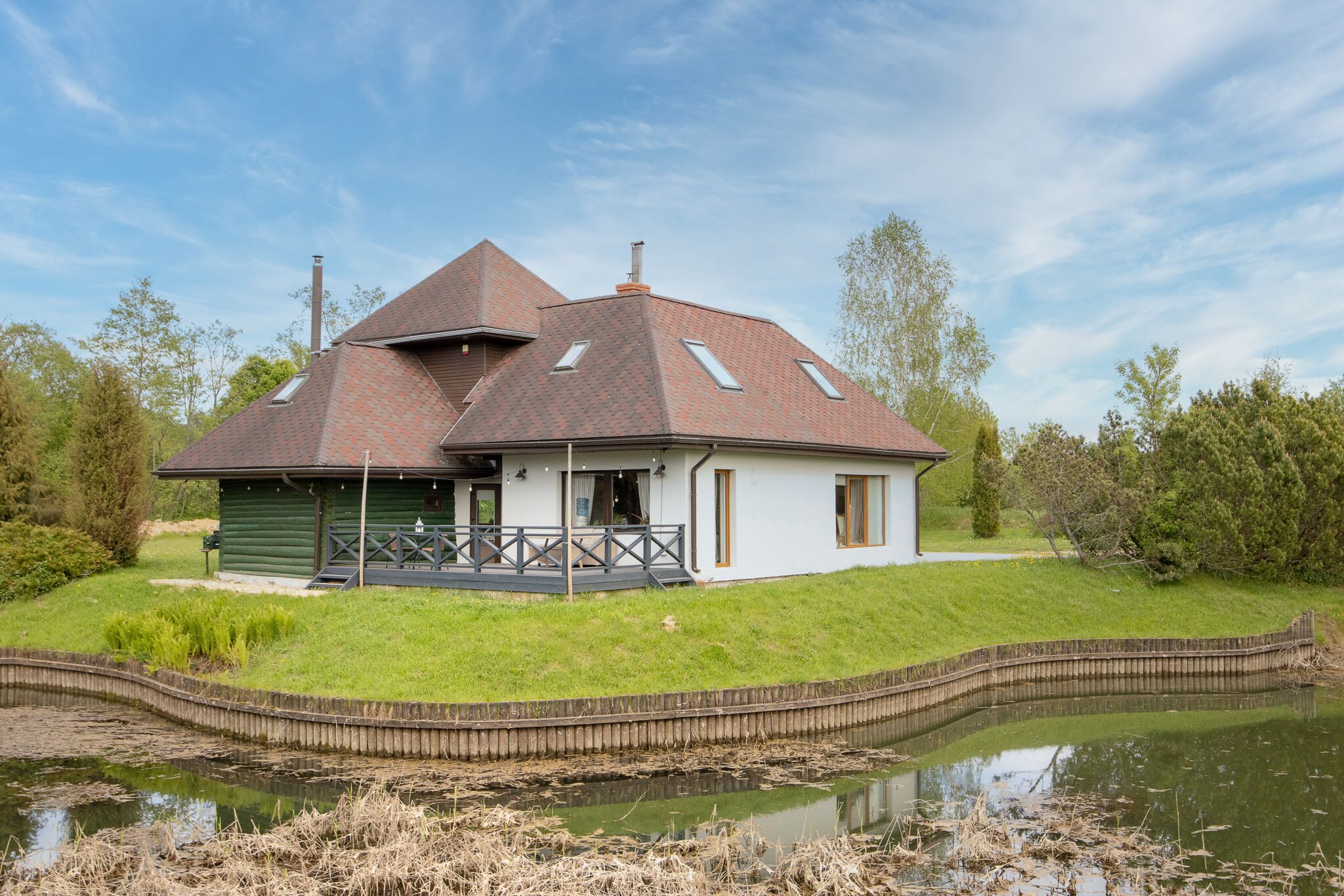 Labiekārtota ģimenes māja pie ūdens. Profesionālas nekustamā īpašuma fotogrāfijas pārdošanai Latvijā.