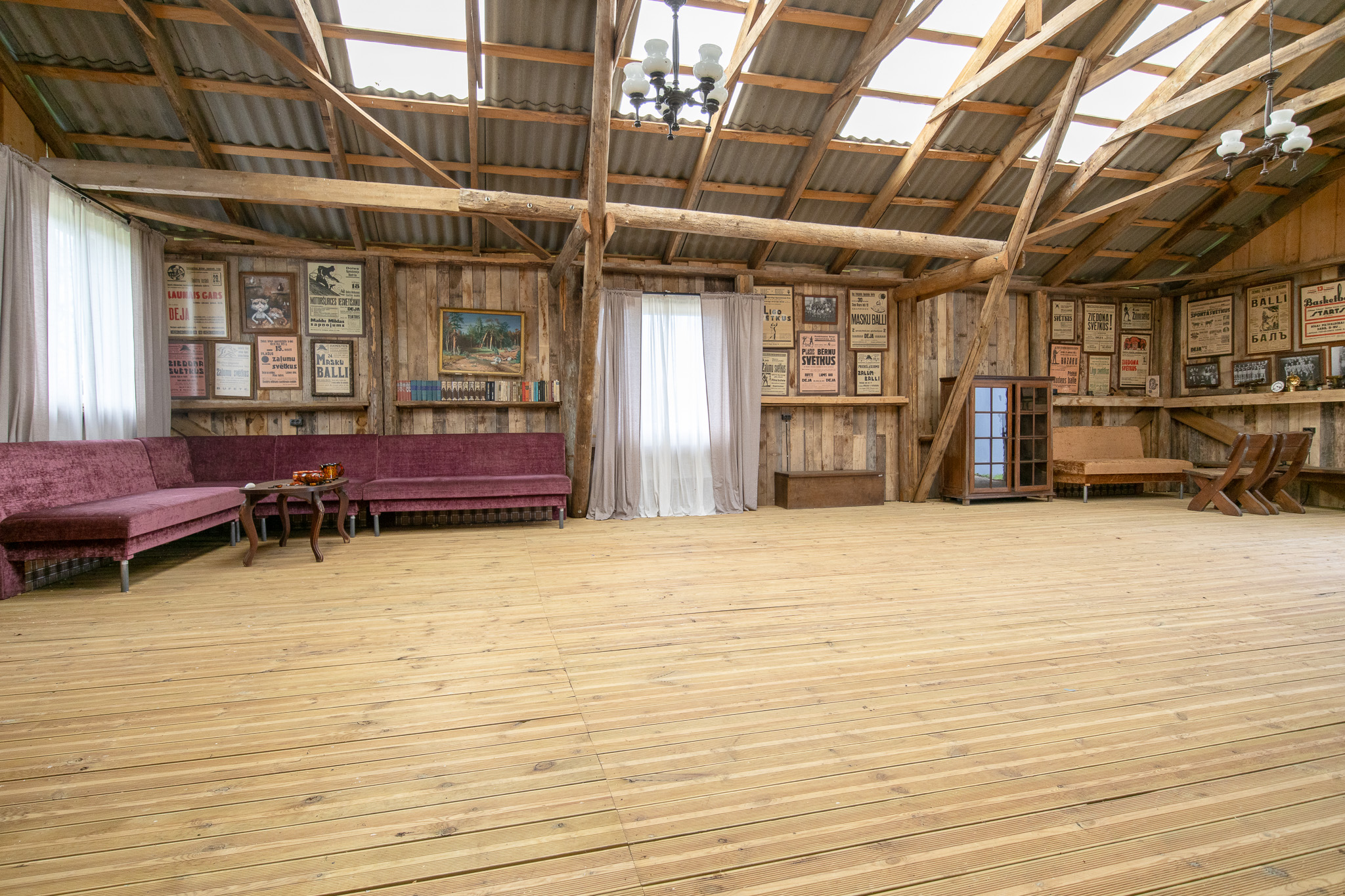 Privātmāju apbūve pie meža un upes Rīgas reģionā. Kvalitatīvas nekustamā īpašuma fotogrāfijas pārdošanai.