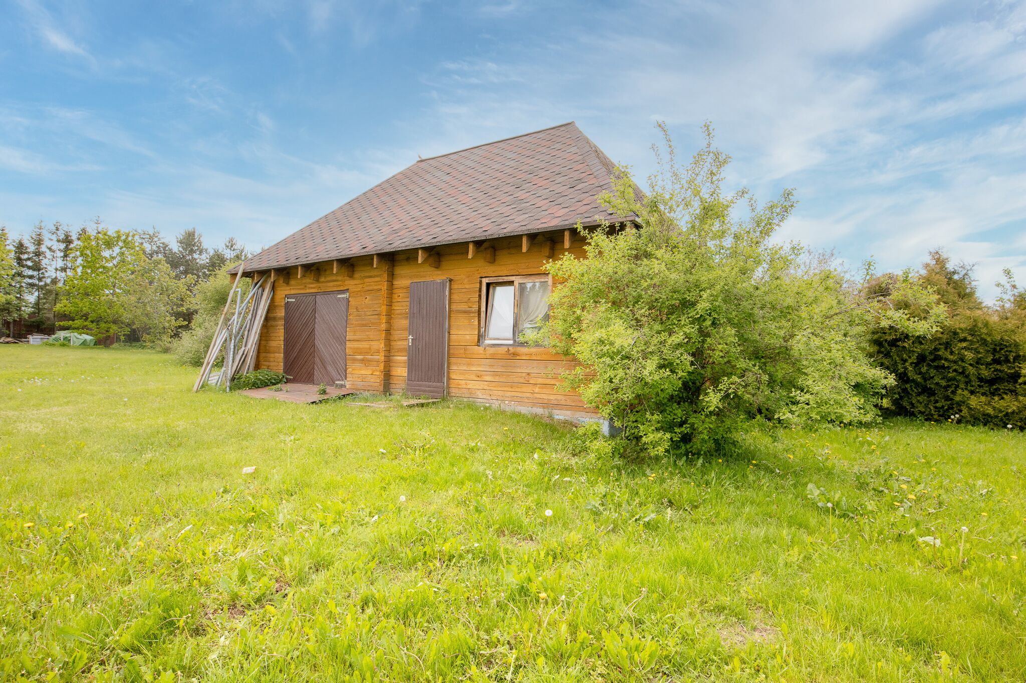 Kvalitatīva saimniecības ēkas fotogrāfija. Zemesgabals pārdošanai ar papildu būvēm Pierīgas reģionā.