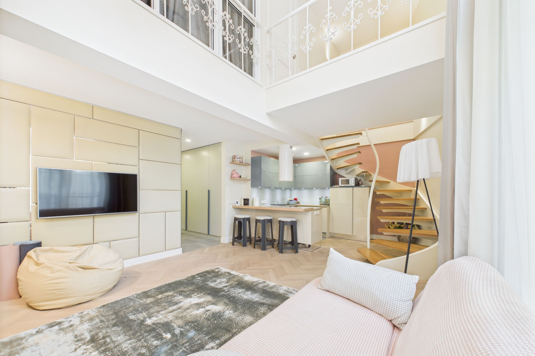 Kvalitatīva interjera fotogrāfija: Divlīmeņu dzīvoklis ar atvērtu viesistabu un virtuvi – nekustamā īpašuma fotogrāfijas