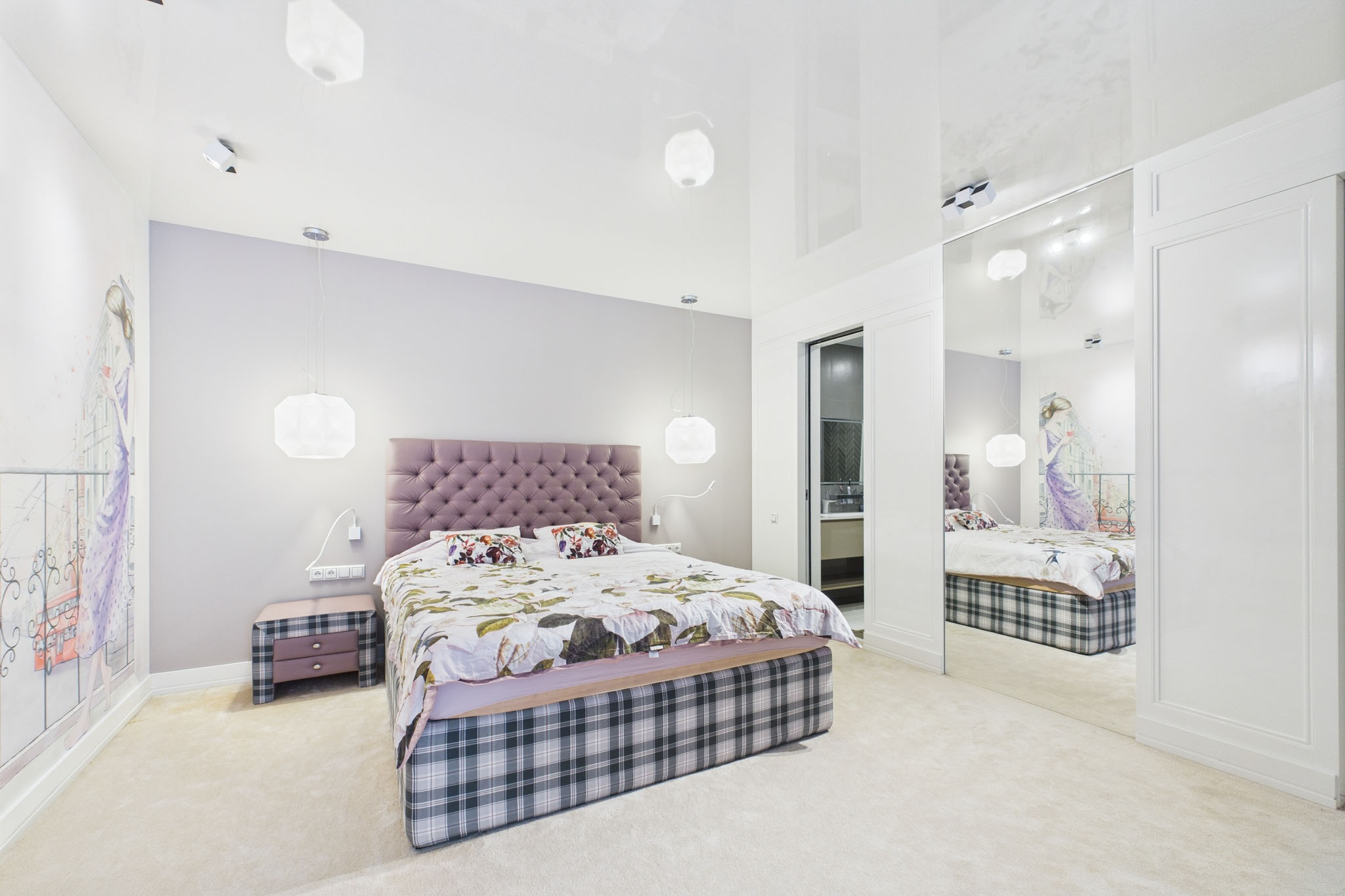 Kvalitatīva interjera fotogrāfija: Guļamistaba ar spoguļskapiem un luksusa apdari – nekustamā īpašuma fotogrāfijas