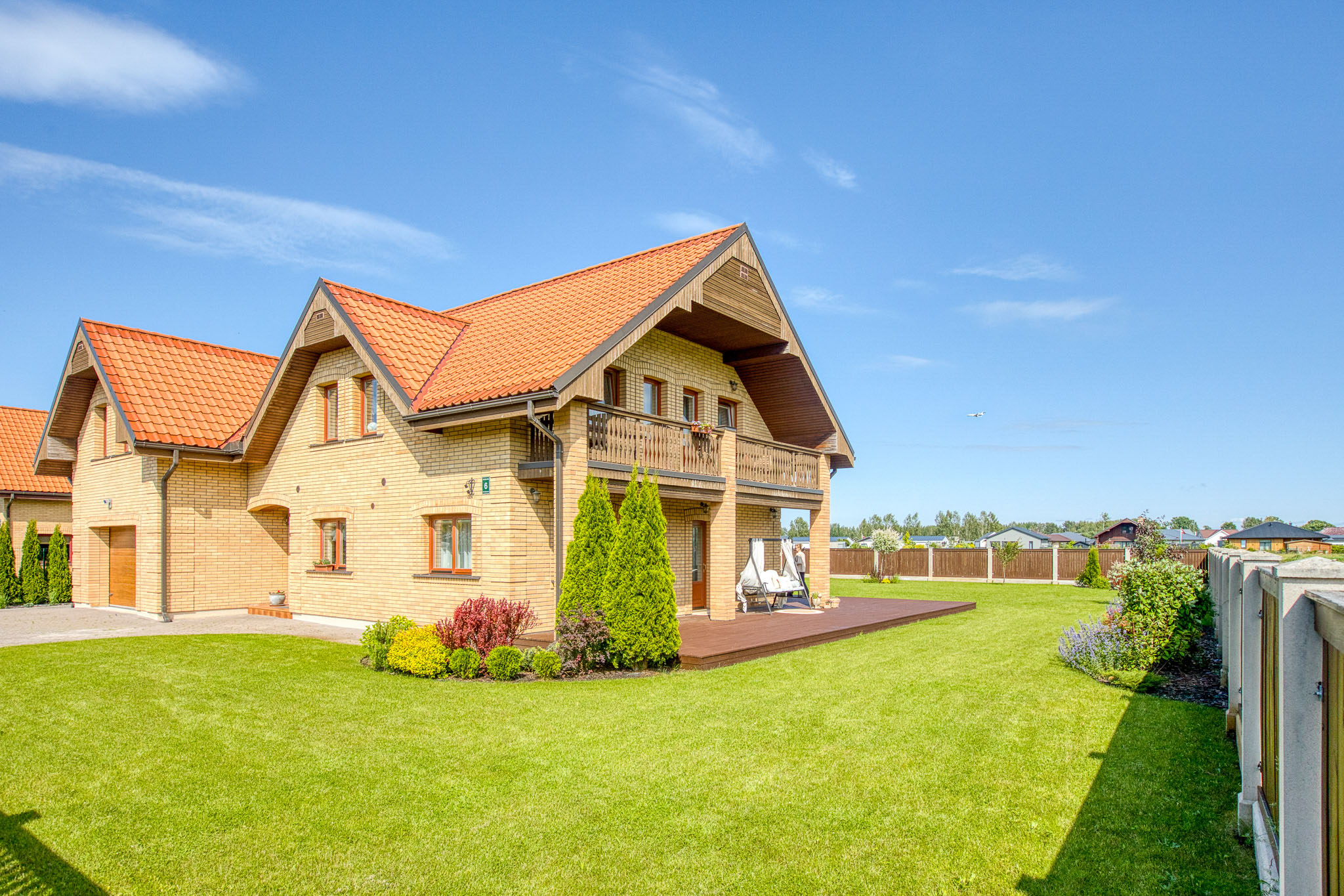 Kvalitatīva mājas fotogrāfija: Ķieģeļu māja ar koptu pagalmu – drona fotogrāfijas