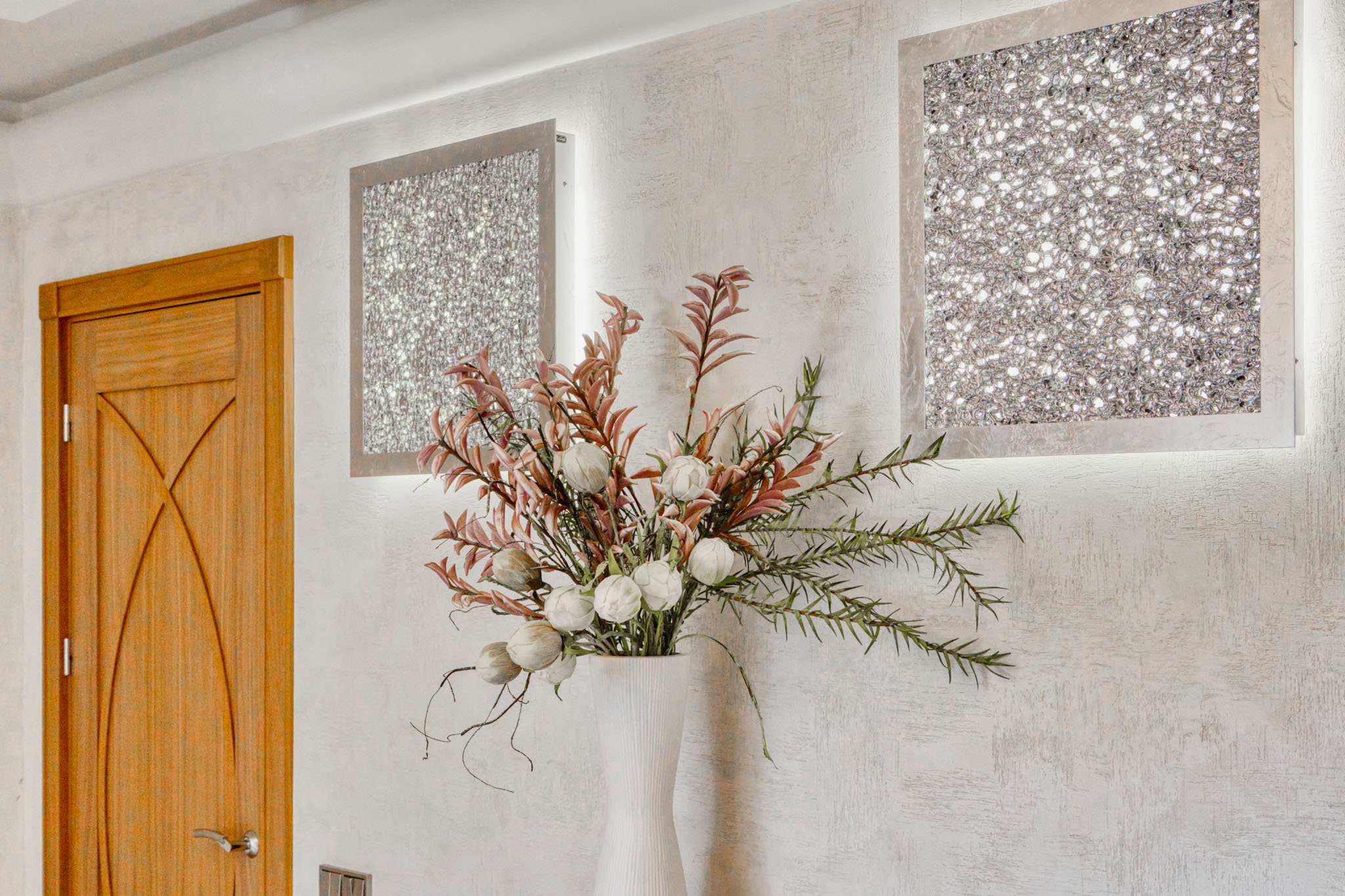 Kvalitatīva interjera detaļa: Mirdzošas sienas dekorācijas ar apgaismojumu – nekustamā īpašuma fotogrāfijas