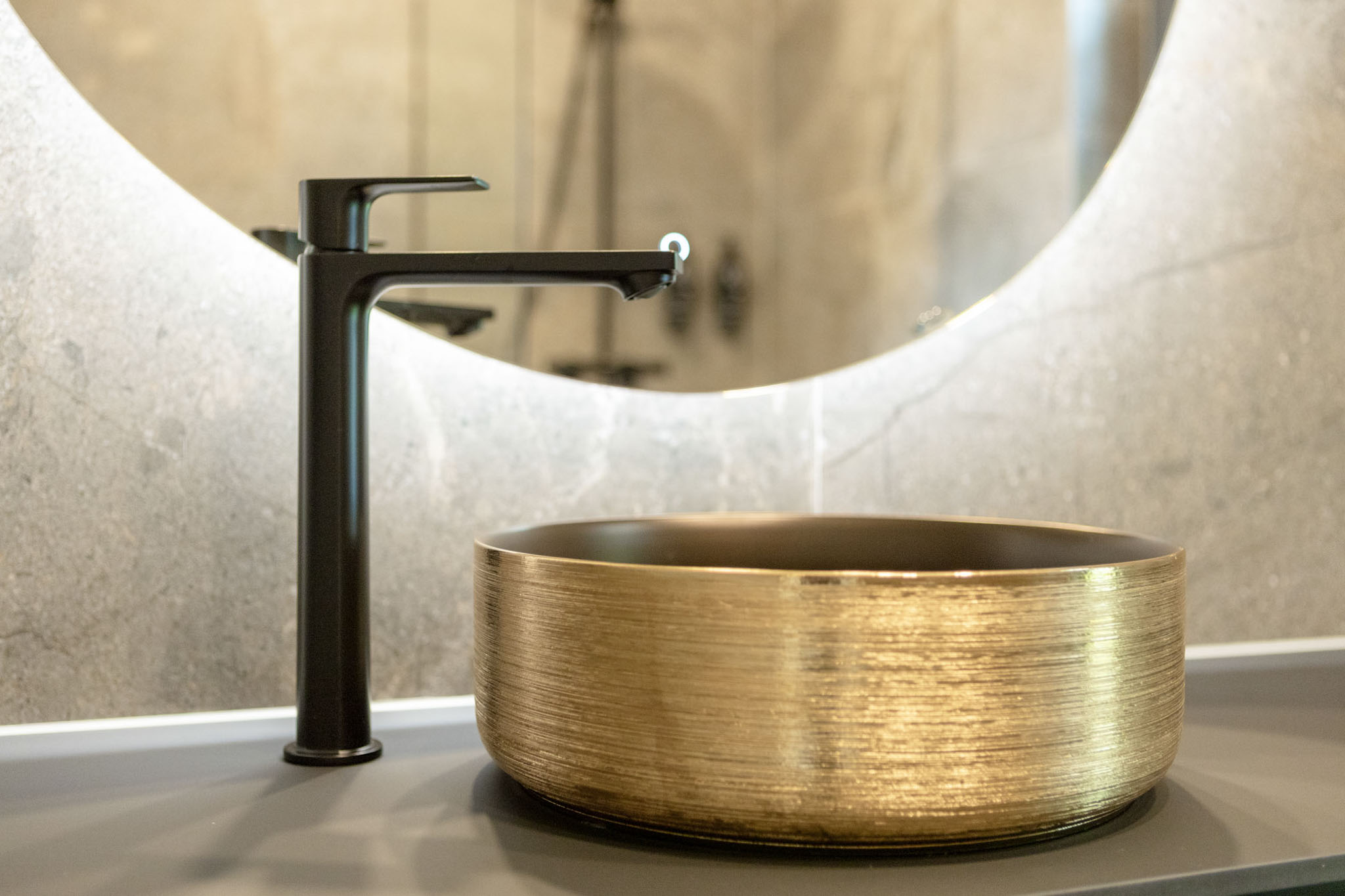 Kvalitatīva interjera detaļa: Zelta izlietne un melns krāns vannasistabā – nekustamā īpašuma fotogrāfijas