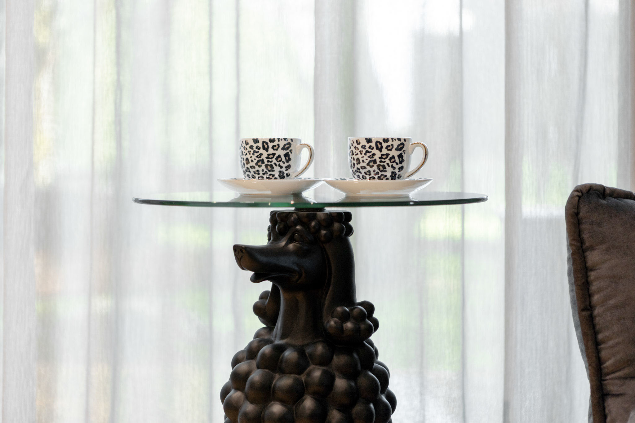 Kvalitatīva interjera detaļa: Kafijas galdiņš ar unikālu dizainu – nekustamā īpašuma fotogrāfijas