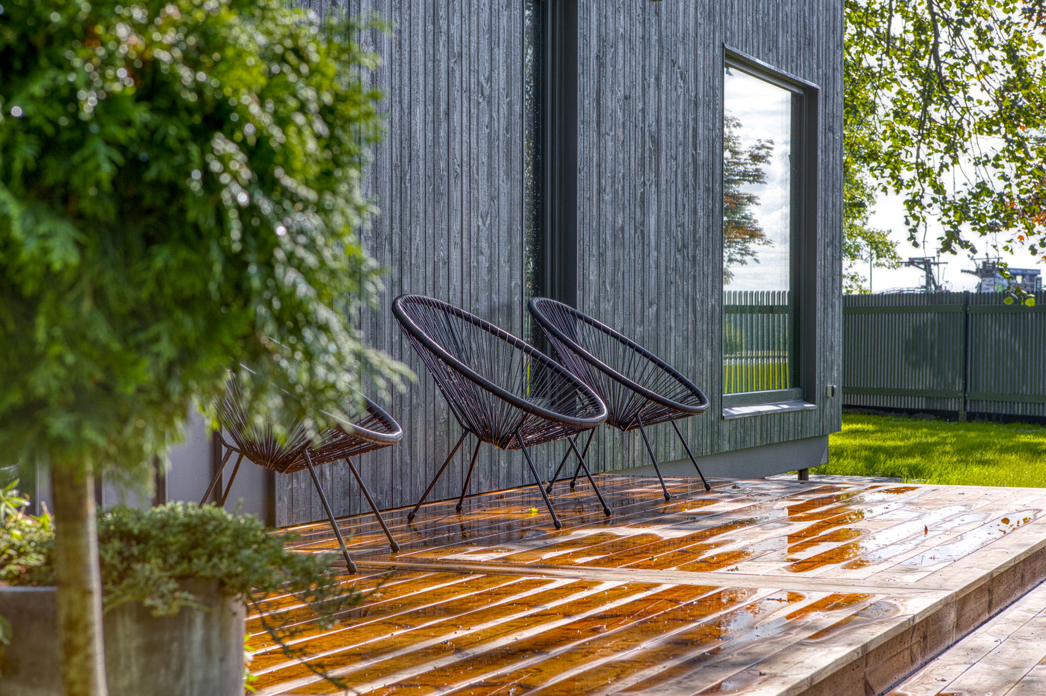 Kvalitatīva ārtelpas fotogrāfija: Moderna koka terase ar dizaina krēsliem – drona fotogrāfijas un foto