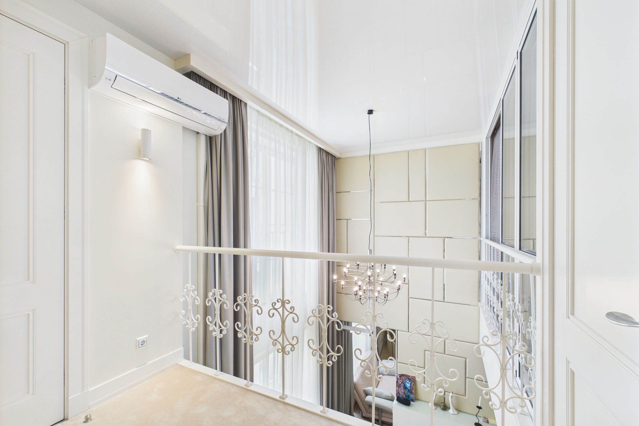 Elegants dzīvokļa interjers: Galerija ar kaltām detaļām un augstu griestu telpa – nekustamā īpašuma fotogrāfijas