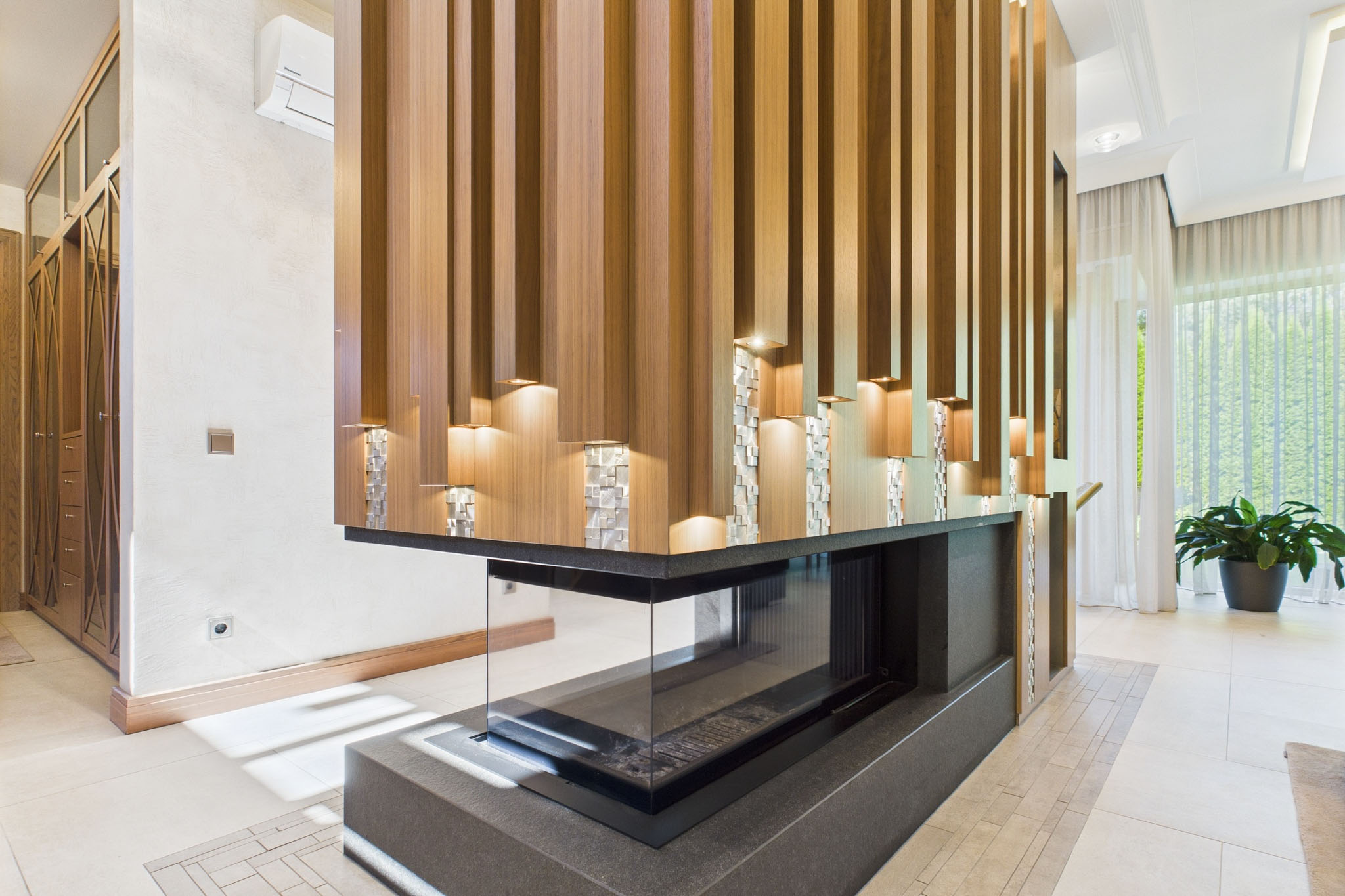 Mūsdienīgs dzīvokļa interjers ar stikla kamīnu un koka līstēm – nekustamā īpašuma fotogrāfijas