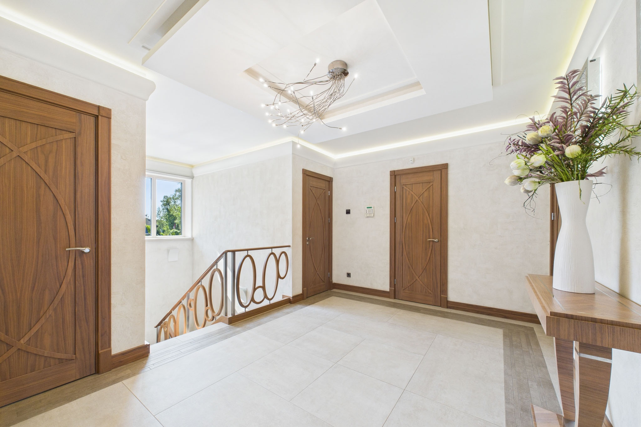 Kvalitatīva interjera fotogrāfija: Mūsdienīga halle ar kāpnēm un dabīgu koksni – nekustamā īpašuma fotogrāfijas