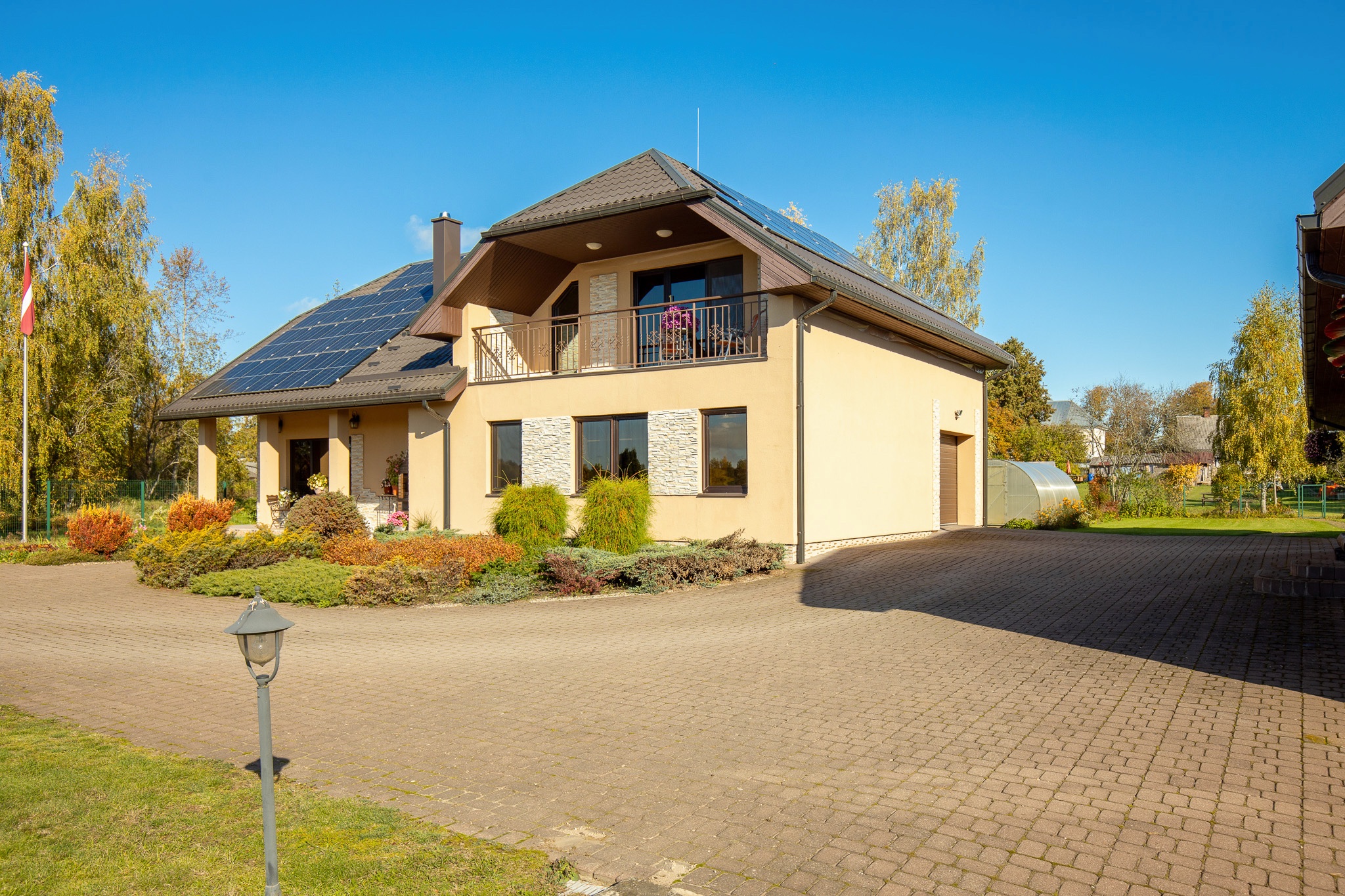 Kvalitatīva mājas fotogrāfija: Privātmāja ar saules paneļiem un labiekārtotu pagalmu – drona fotogrāfijas un foto