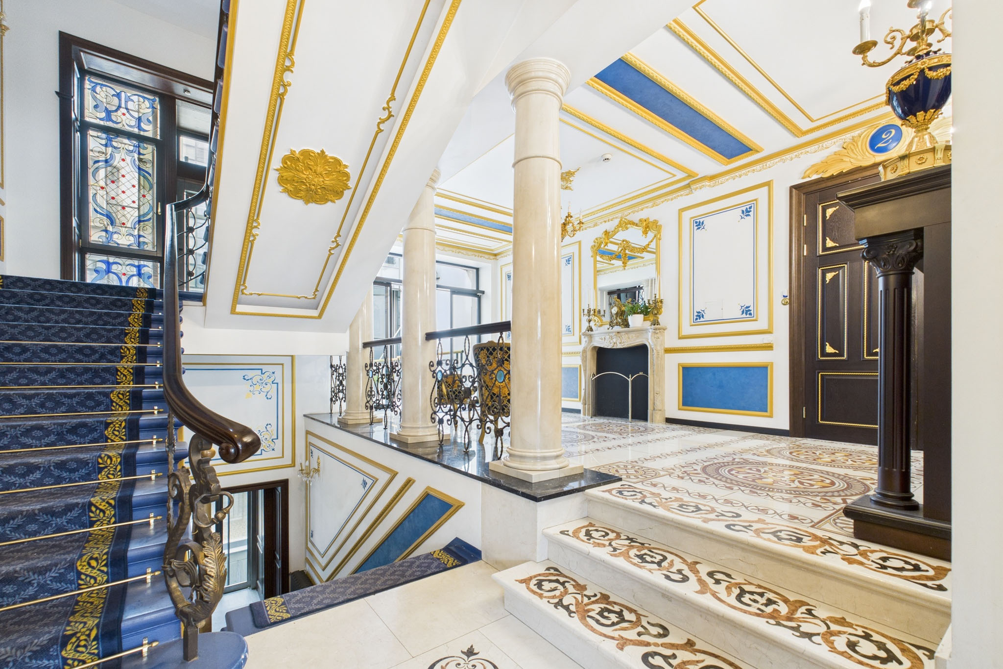 Ekskluzīvs dzīvokļa interjers ar vēsturisku greznību: Marmora halle – nekustamā īpašuma fotogrāfijas