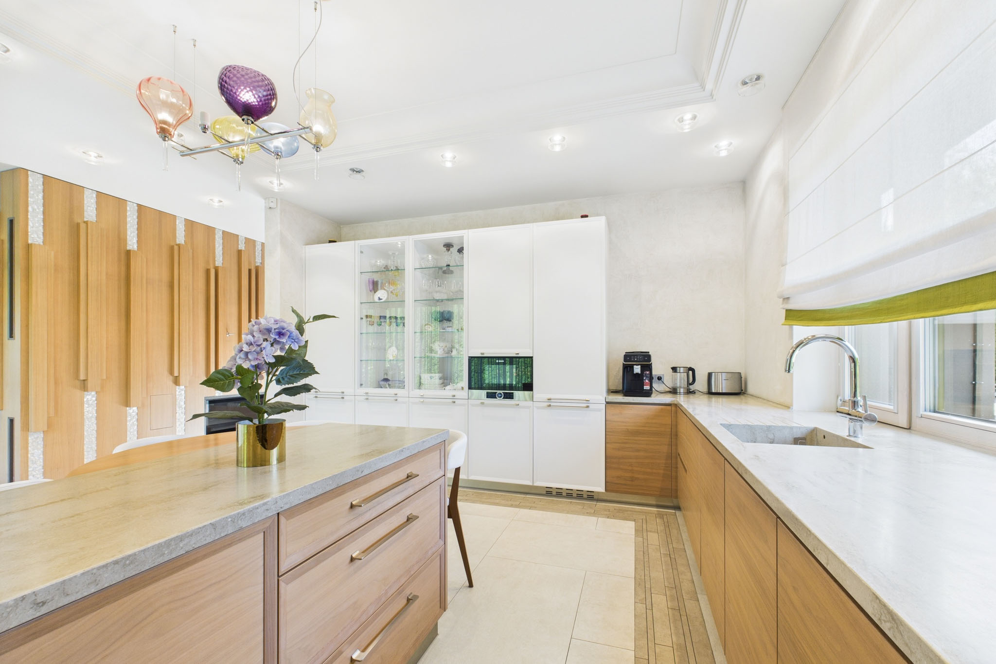 Kvalitatīva interjera fotogrāfija: Mūsdienīga virtuve ar koka elementiem un salas galdu – nekustamā īpašuma fotogrāfijas