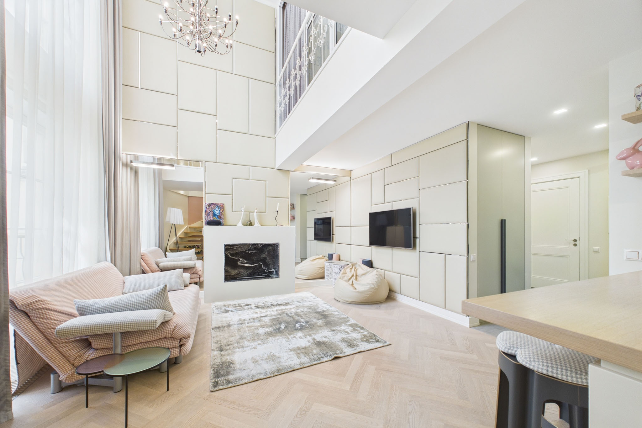 Mūsdienīgs dzīvokļa interjers ar kamīnu un gaišu apdari – nekustamā īpašuma fotogrāfijas