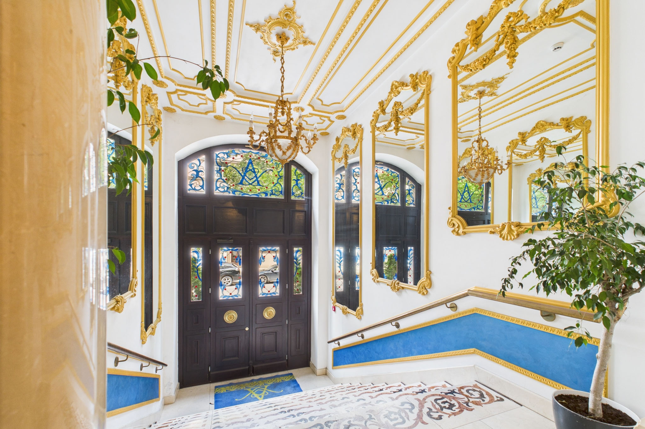 Ekskluzīvs dzīvokļa interjers ar vēsturisku greznību un zelta akcentiem – nekustamā īpašuma fotogrāfijas