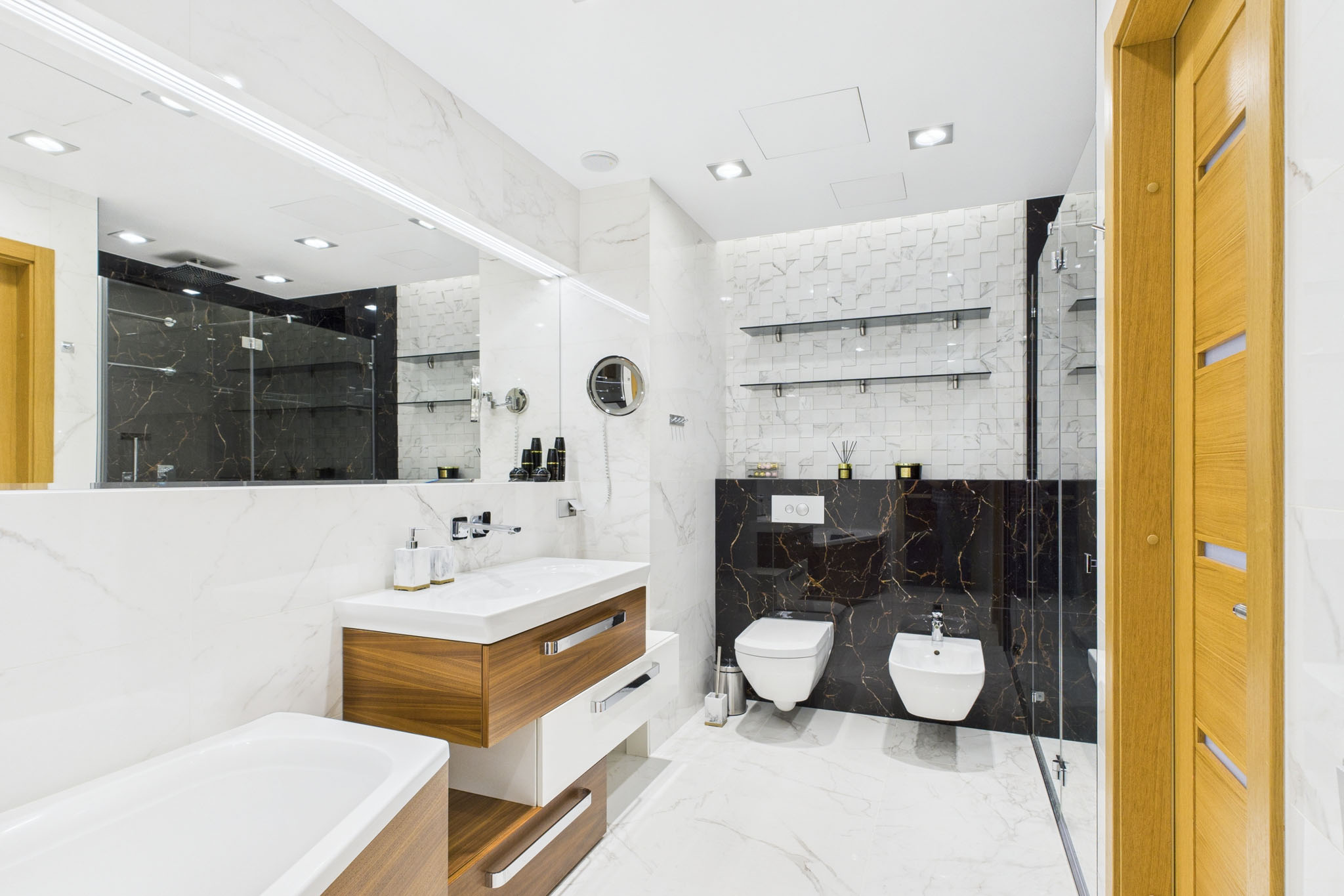 Kvalitatīva interjera fotogrāfija: Moderna vannasistaba ar stiklu un dizaina flīzēm – nekustamā īpašuma fotogrāfijas