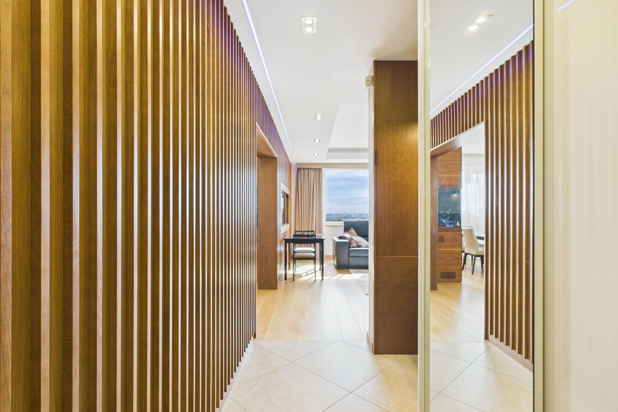 Mūsdienīgs dzīvokļa interjers: Halle ar koka līstēm (lamelēm) – nekustamā īpašuma fotogrāfijas