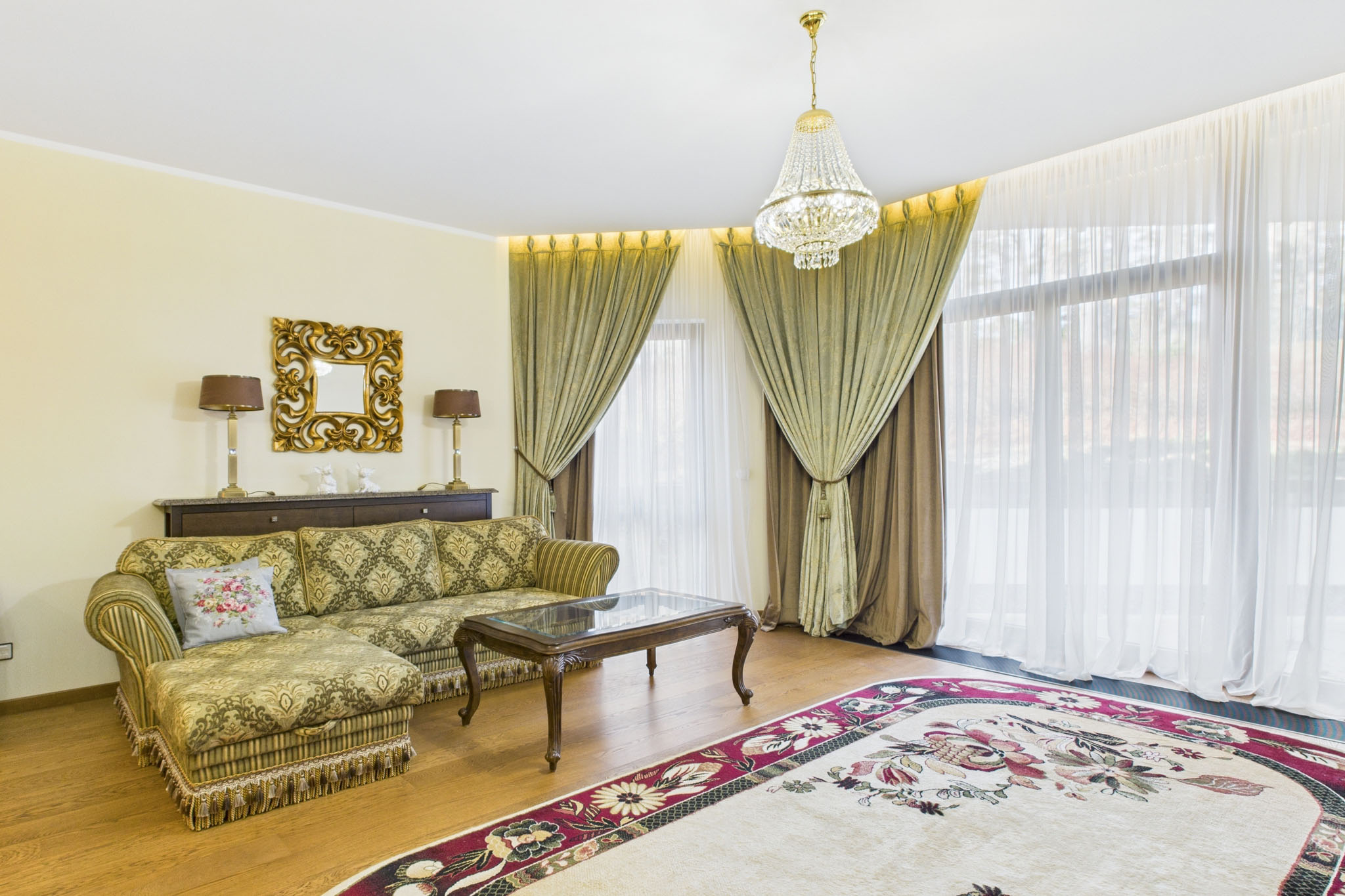 Luksusa interjera fotogrāfija: Grezna viesistaba ar kristāla lustru Rīgā