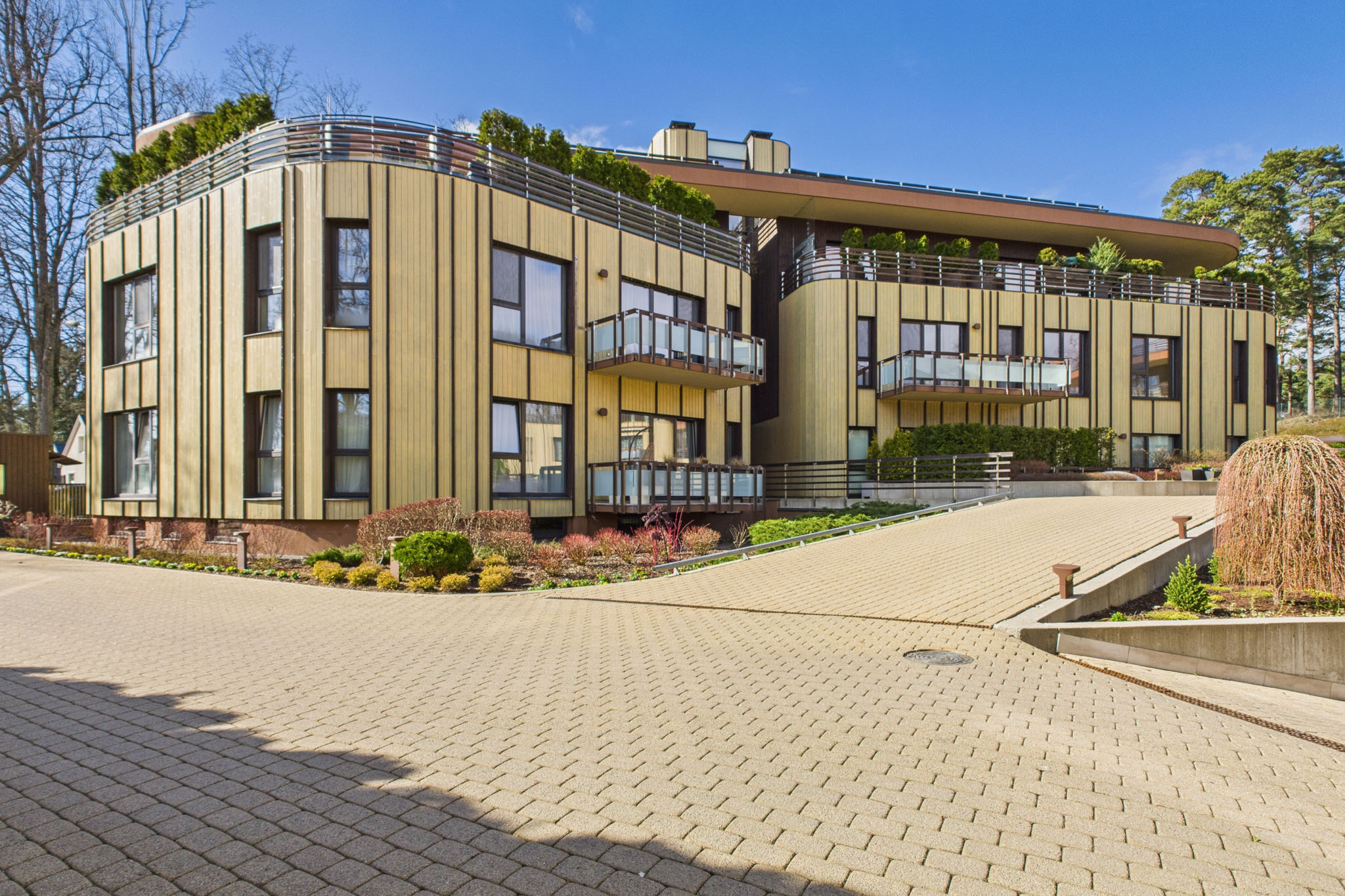 Mūsdienīga arhitektūra: Jaunais projekts ar terasēm un balkoniem – īpašumu pārdošanai