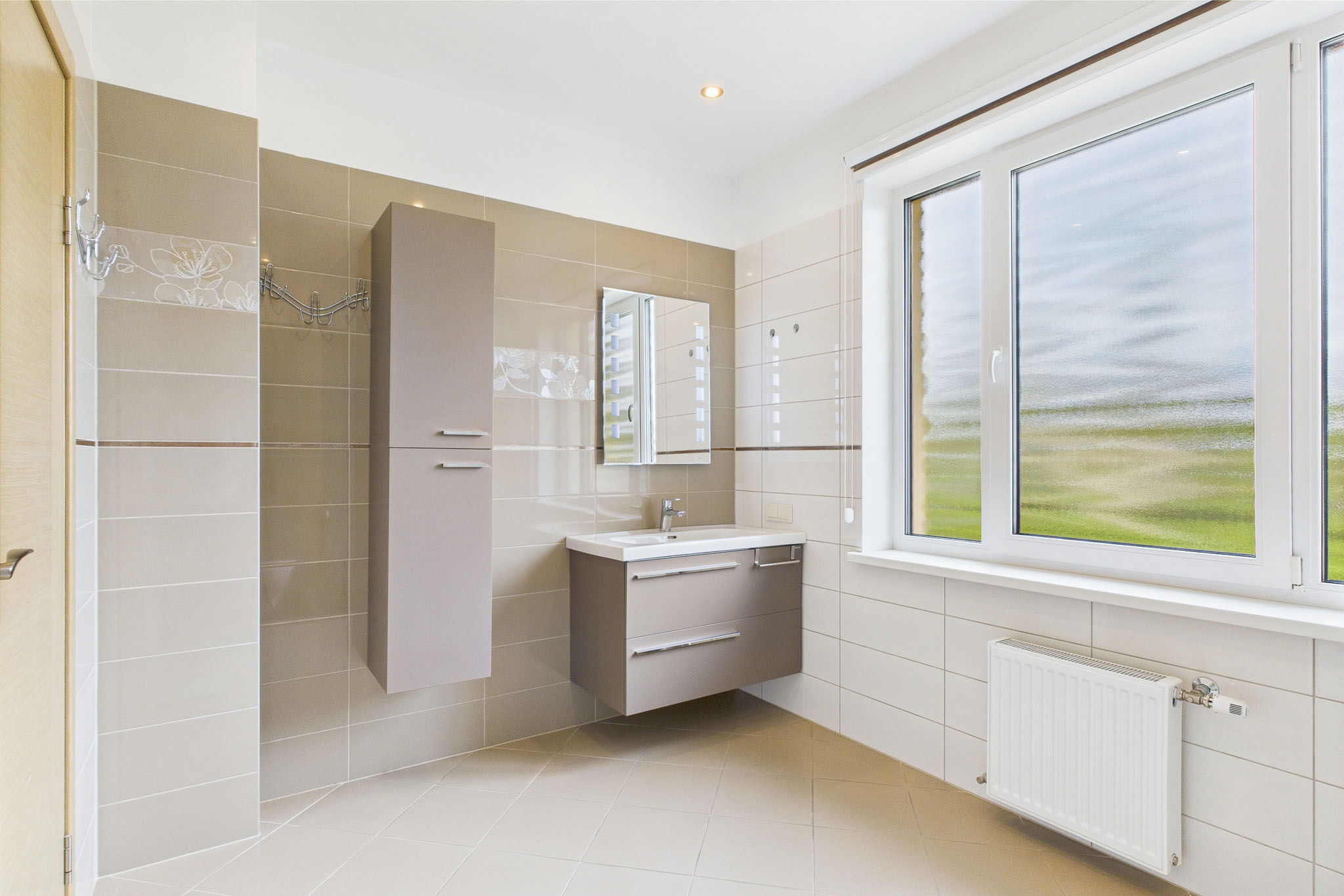 Mūsdienīga vannasistaba ar minimālisma dizainu un logu; Nekustamā īpašuma fotogrāfijas