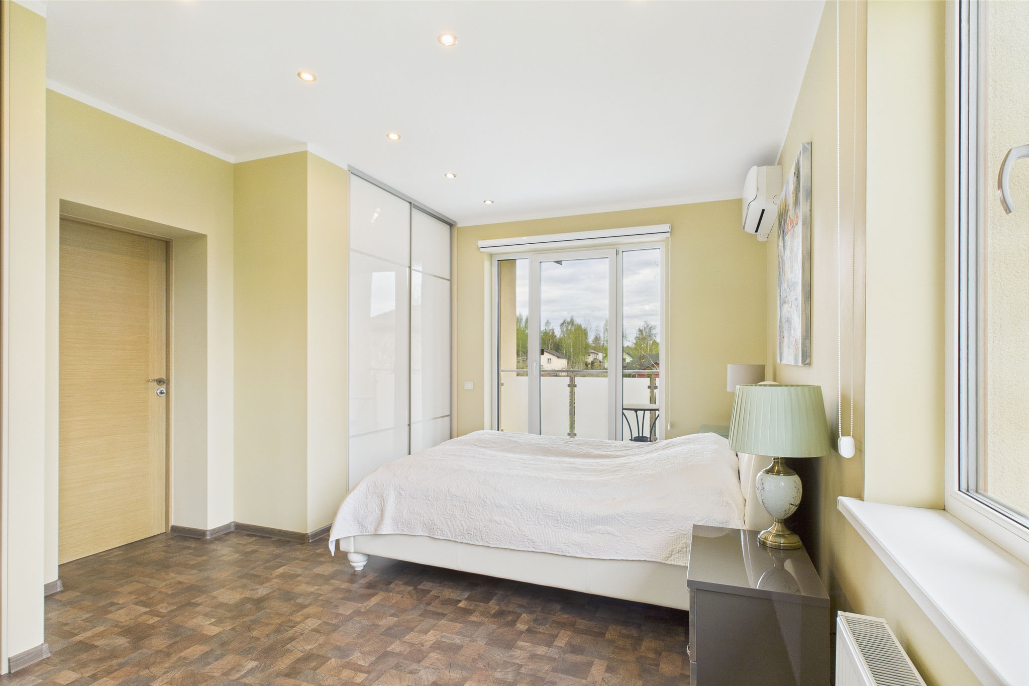 Kvalitatīva interjera fotogrāfija: Guļamistaba ar logu un iebūvētu skapi – nekustamā īpašuma fotogrāfijas