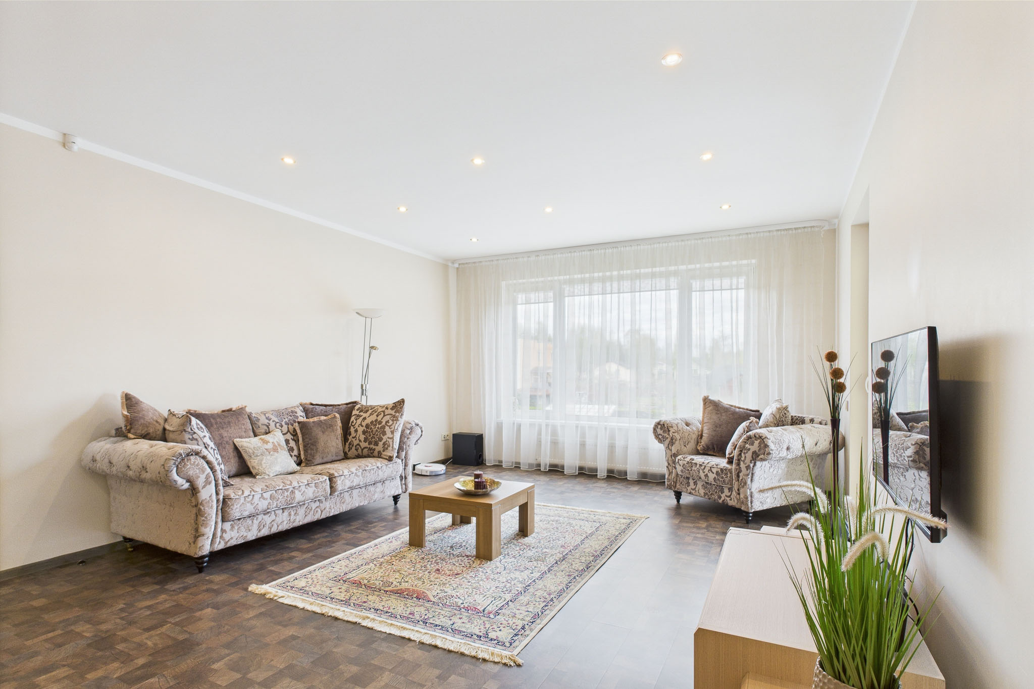 Kvalitatīva interjera fotogrāfija: Plaša viesistaba ar dabisku gaismu – nekustamā īpašuma fotogrāfijas