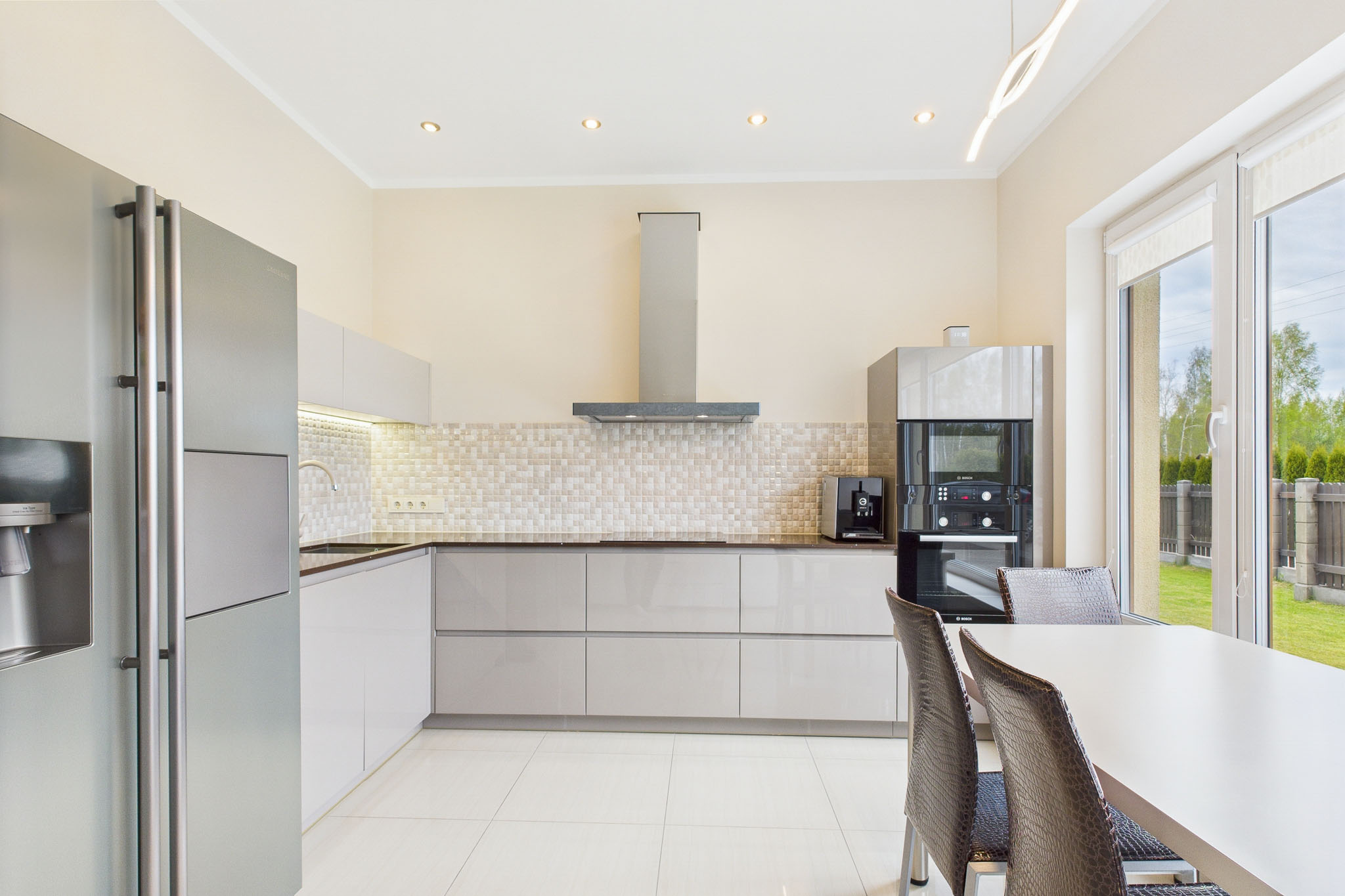 Kvalitatīva interjera fotogrāfija: Mūsdienīga virtuve ar iebūvētu tehniku – nekustamā īpašuma fotogrāfijas