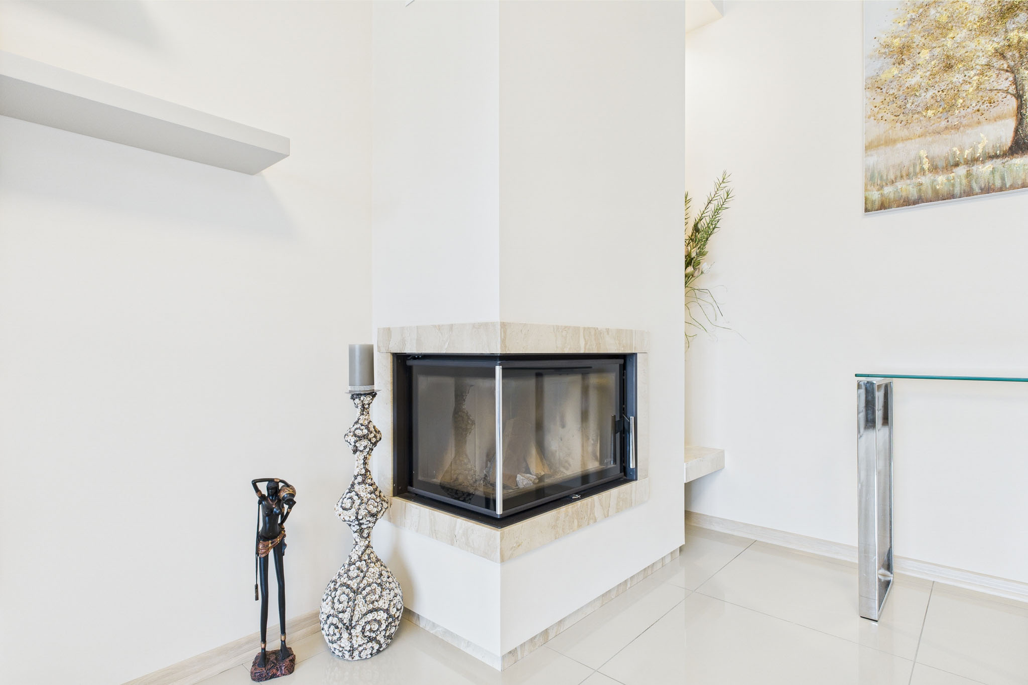 Kvalitatīva interjera fotogrāfija: Mūsdienīgs kamīns ar apdari – nekustamā īpašuma fotogrāfijas