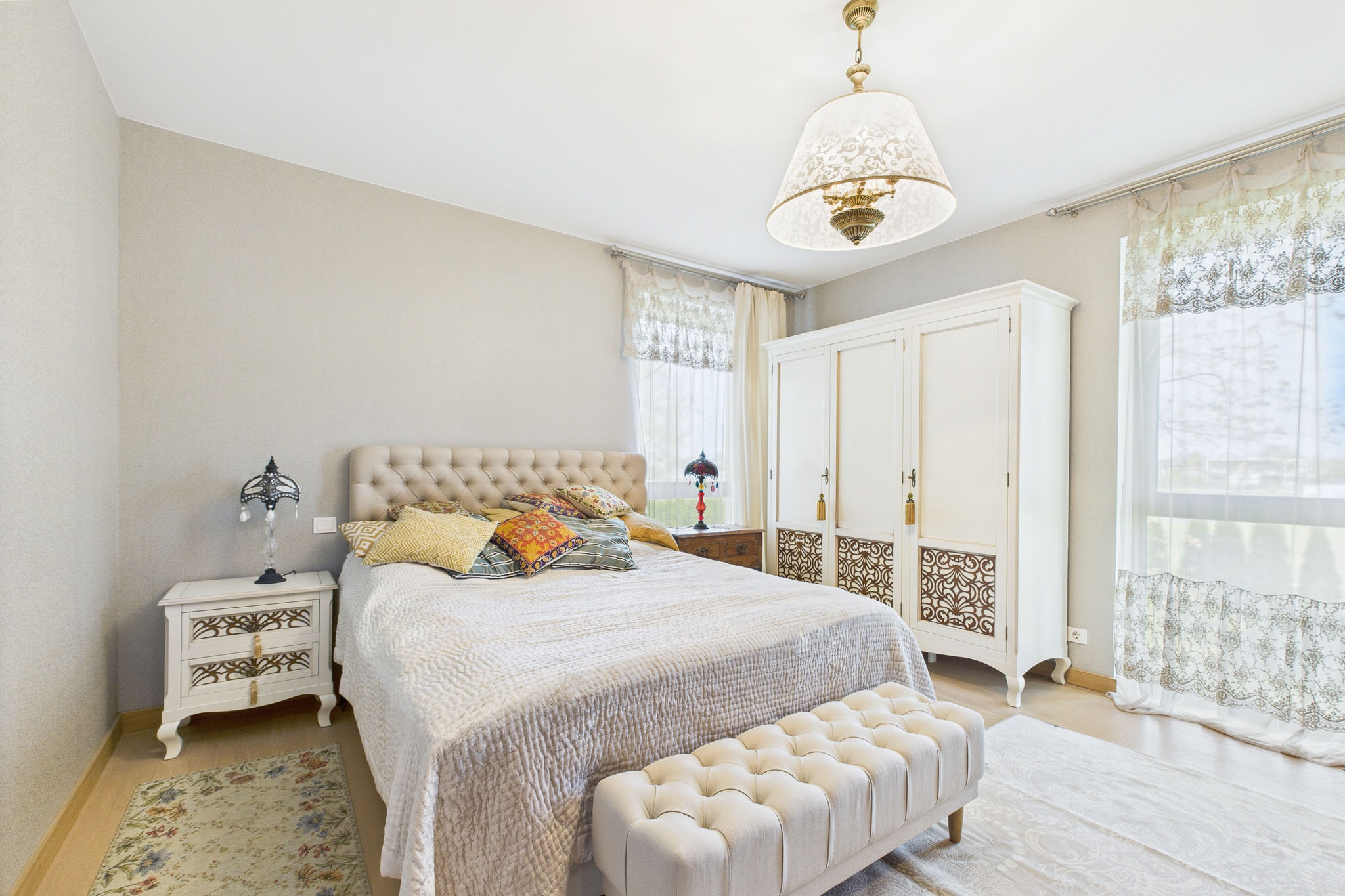 Kvalitatīva interjera fotogrāfija: Klasiska guļamistaba ar baltām mēbelēm – nekustamā īpašuma fotogrāfijas