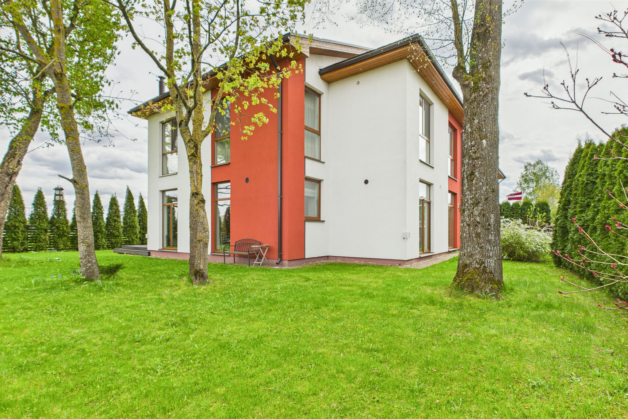 Kvalitatīva mājas fotogrāfija: Kompakta privātmāja zaļā vidē Rīgas reģions