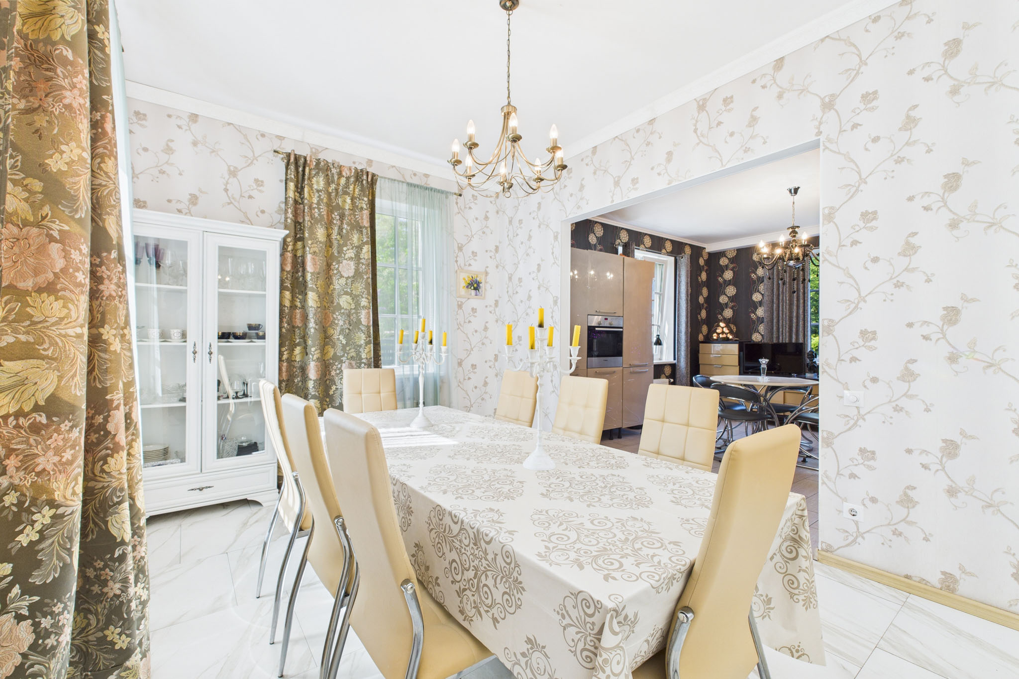 Kvalitatīva interjera fotogrāfija: Plaša ēdamistaba ar reprezentatīvu galdu – nekustamā īpašuma fotogrāfijas