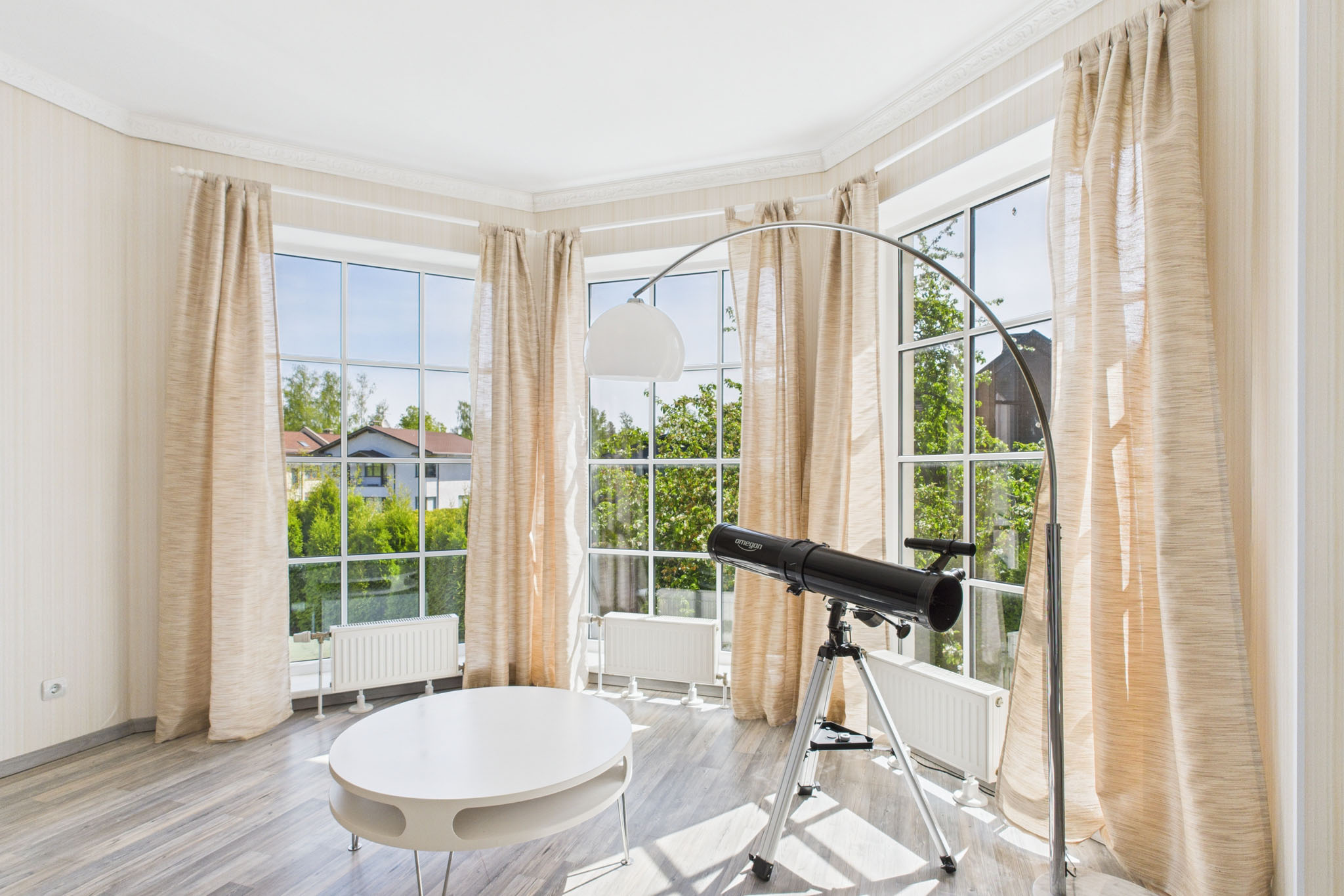 Kvalitatīva interjera fotogrāfija: Dzīvojamā istaba ar izliektiem logiem un teleskopu – nekustamā īpašuma fotogrāfijas
