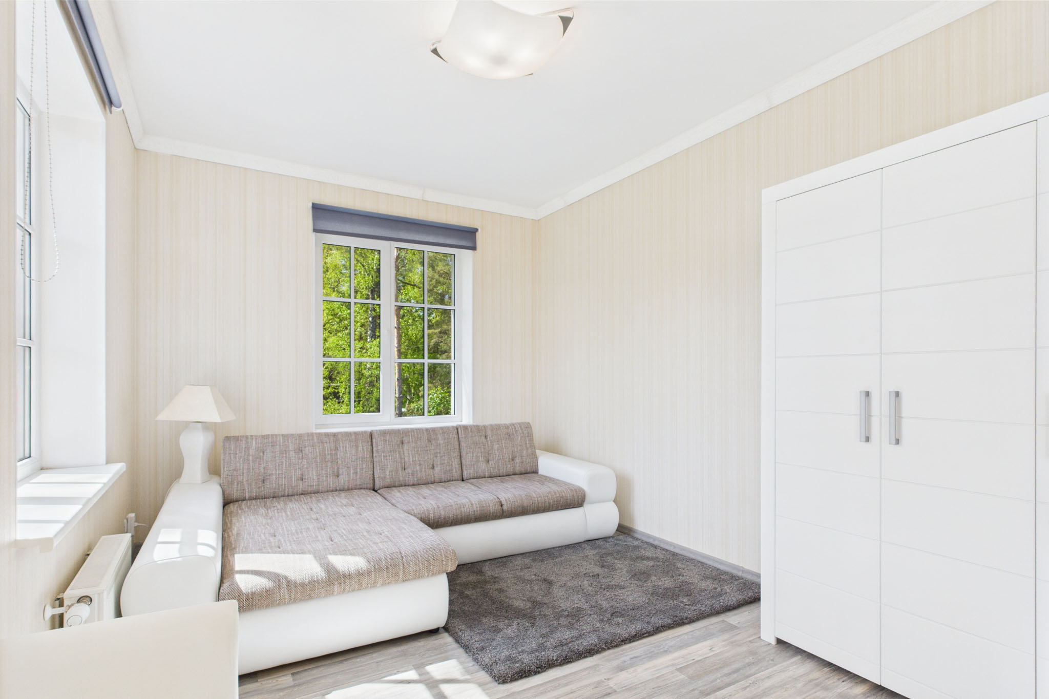 Kvalitatīva mājas fotogrāfija: Klasiska privātmāja ar plašu mauriņu – nekustamā īpašuma fotogrāfijas