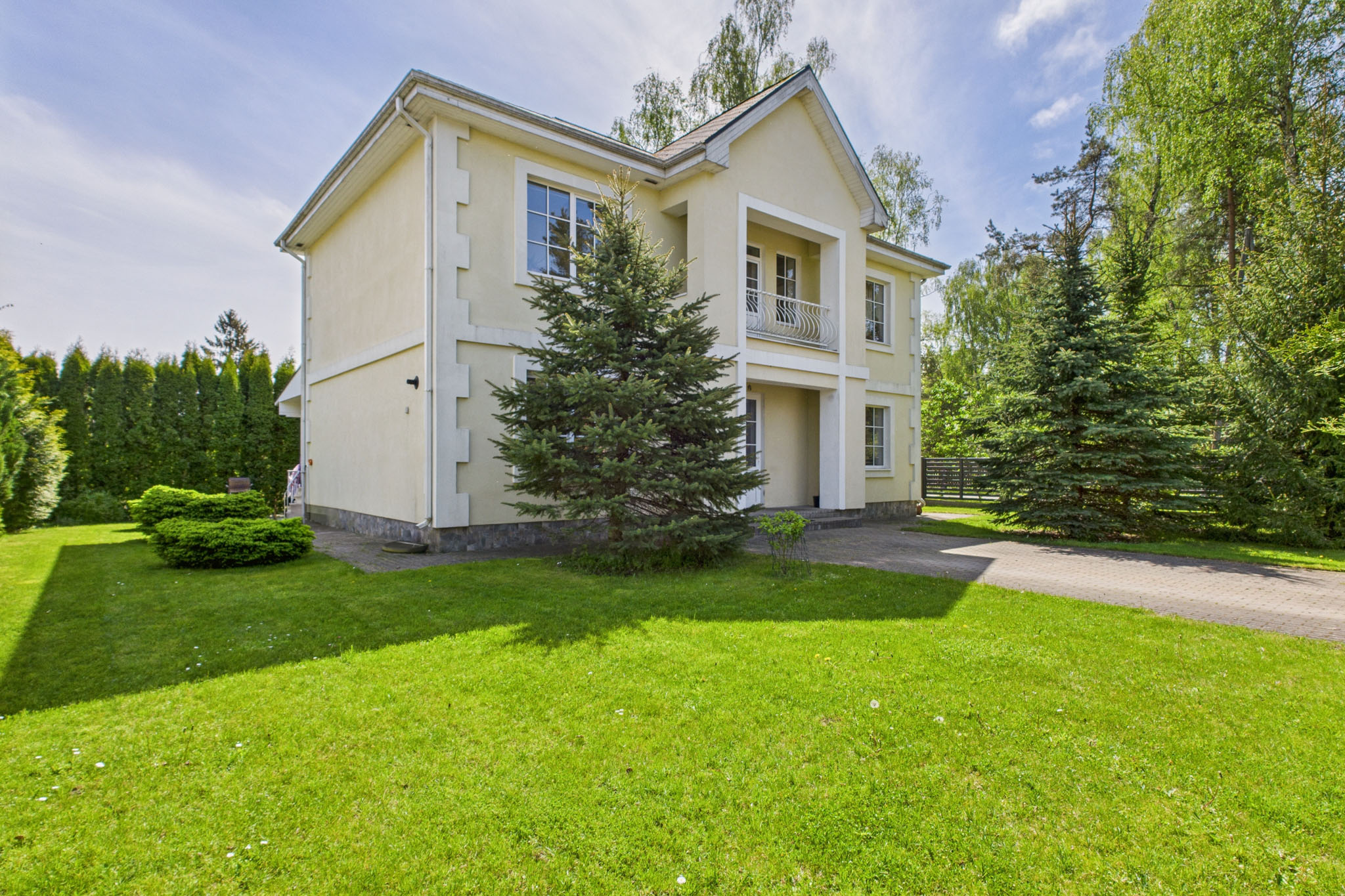 Kvalitatīva mājas fotogrāfija: Klasiska privātmāja ar plašu mauriņu – nekustamā īpašuma fotogrāfijas