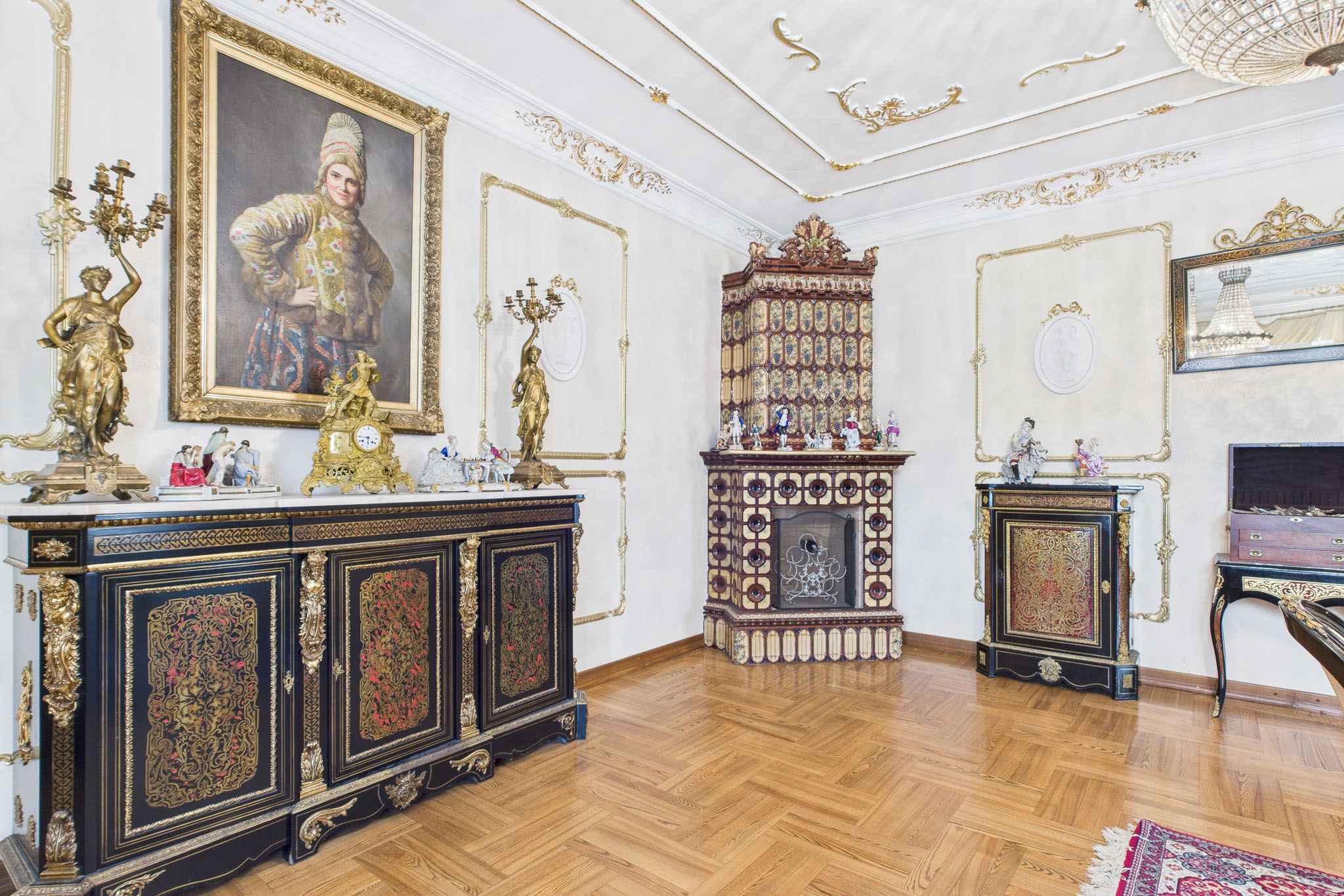 Kvalitatīva interjera fotogrāfija: Grezna viesistaba ar vēsturisku krāsni – nekustamā īpašuma fotogrāfijas