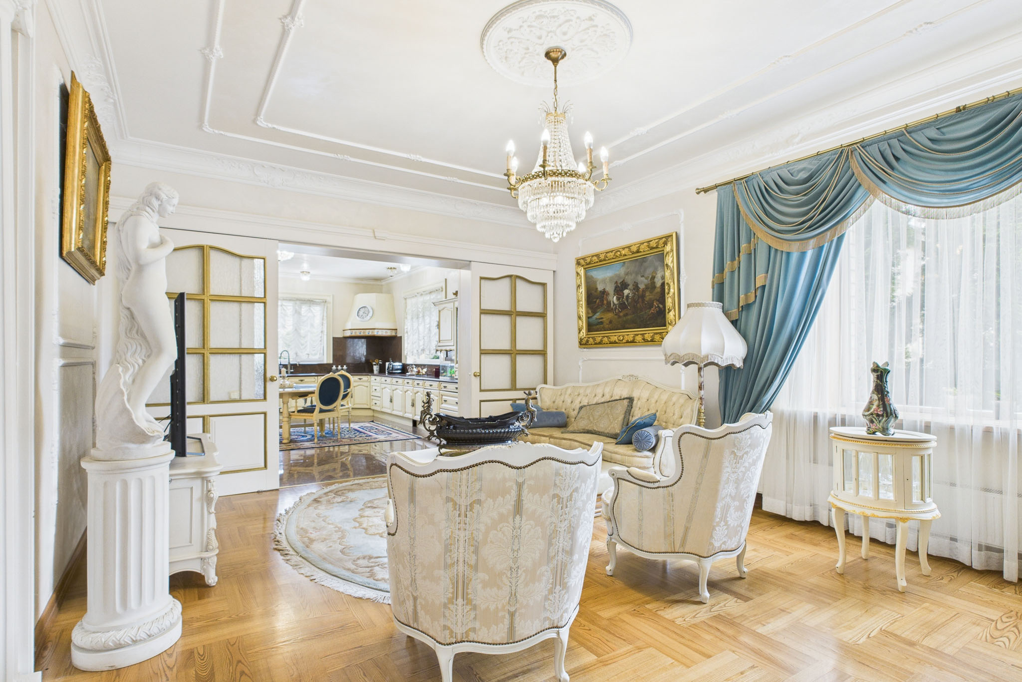 Kvalitatīva interjera fotogrāfija: Grezna viesistaba ar kristāla lustru – nekustamā īpašuma fotogrāfijas