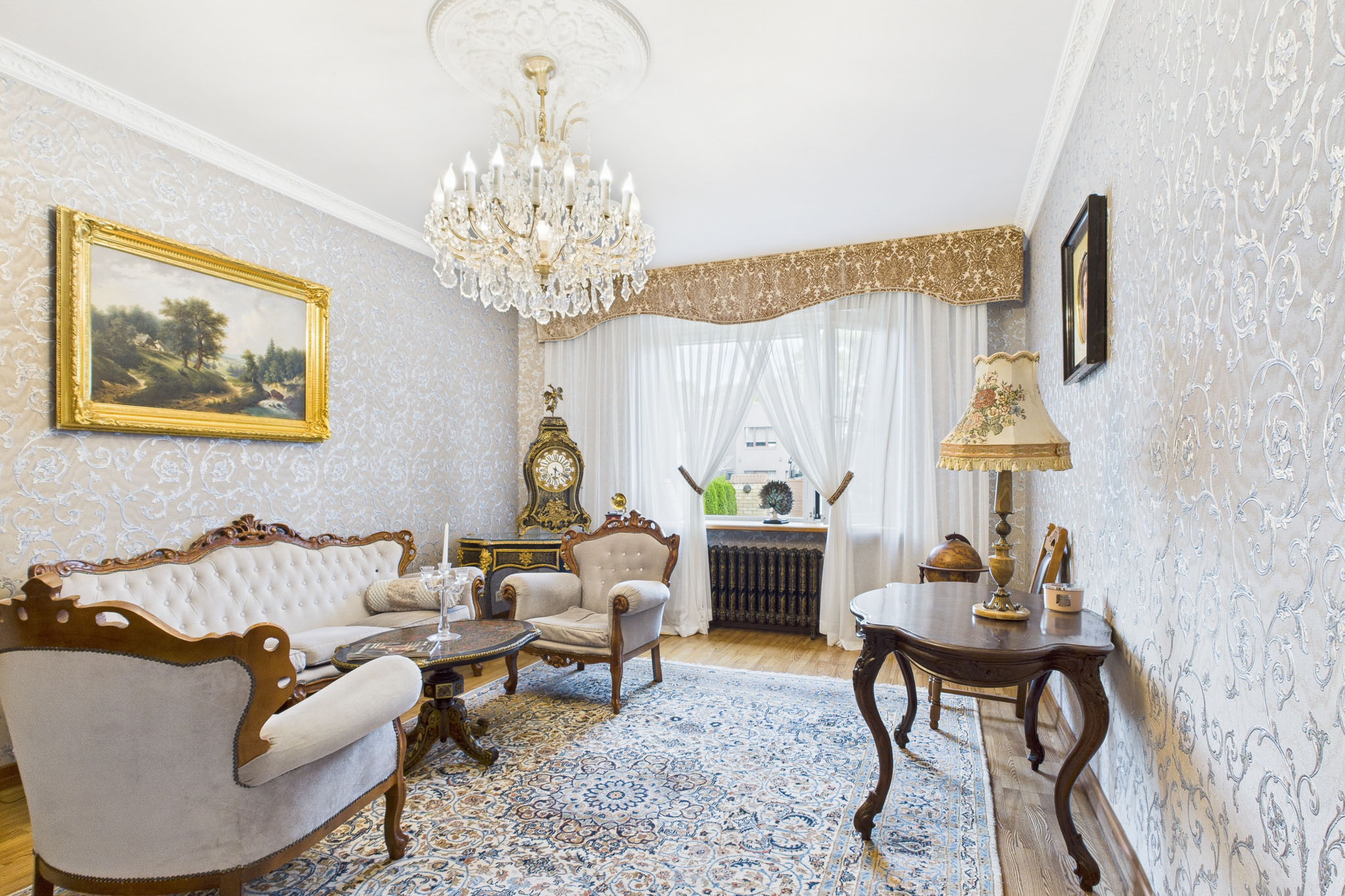 Kvalitatīva interjera fotogrāfija: Grezna viesistaba ar lustru – nekustamā īpašuma fotogrāfijas