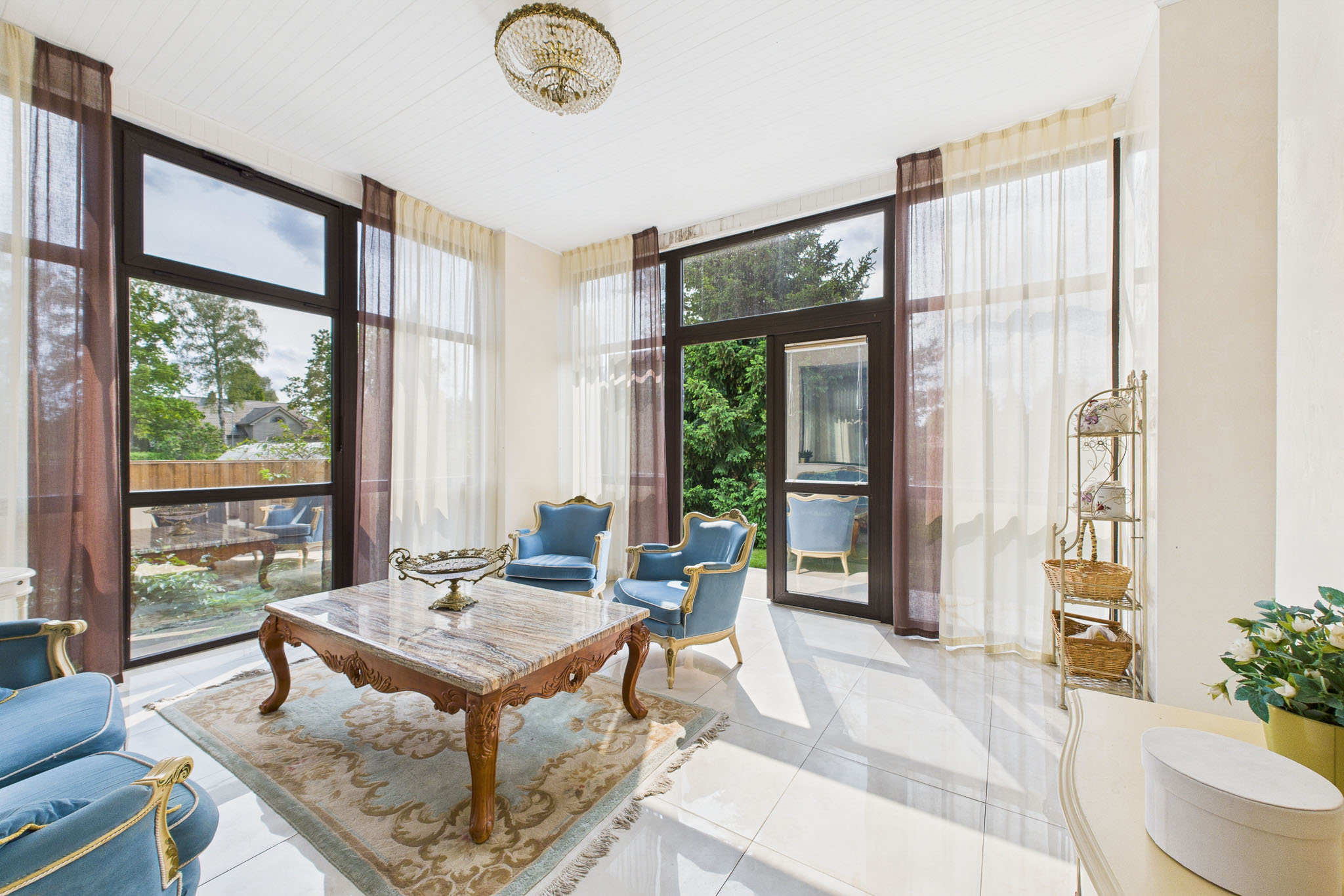 Kvalitatīva interjera fotogrāfija: Stiklota atpūtas telpa ar augstu apgaismojumu – nekustamā īpašuma fotogrāfijas