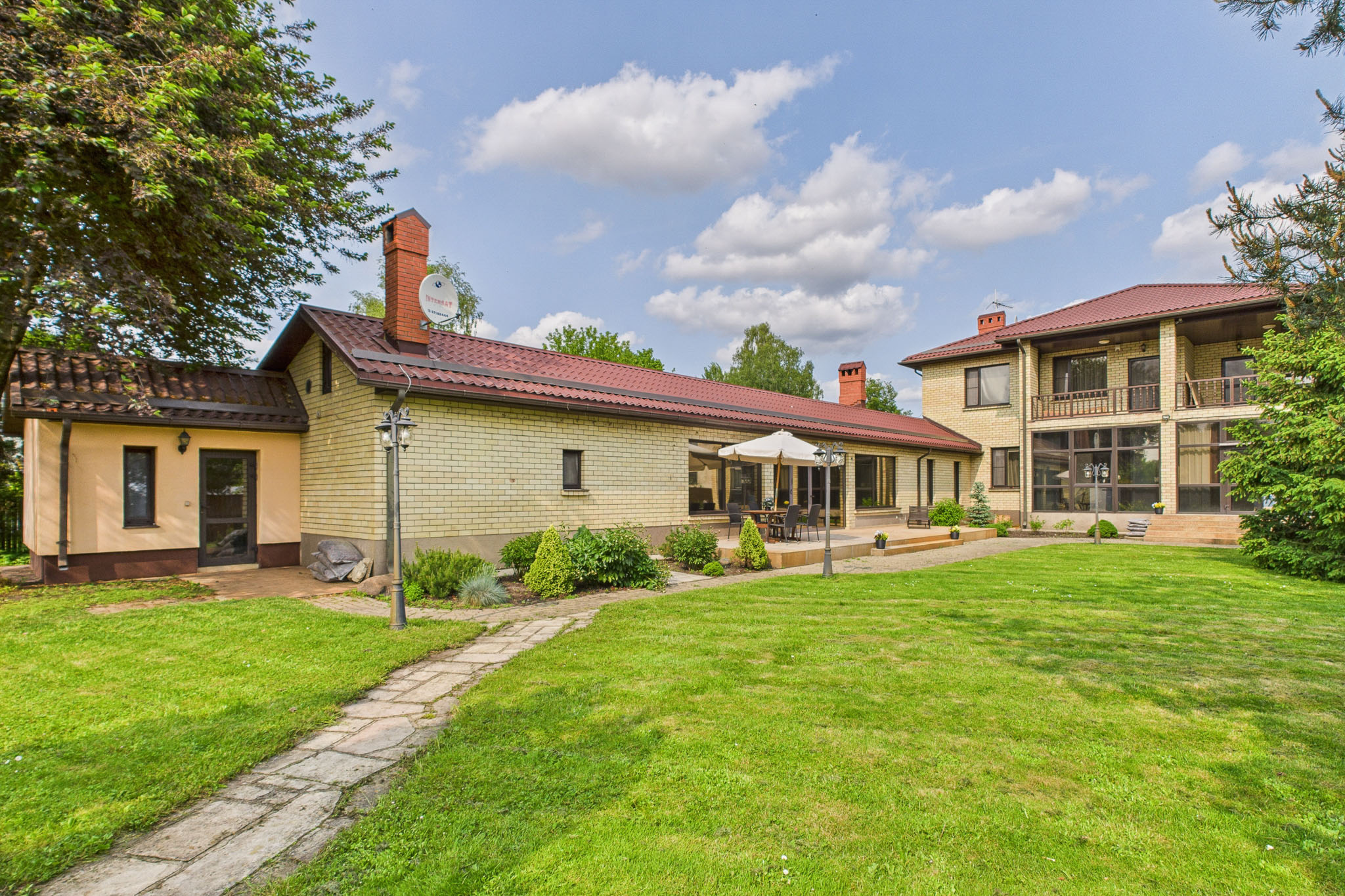 Kvalitatīva mājas fotogrāfija: Plaša privātmāja ar koptu mauriņu – nekustamā īpašuma fotogrāfijas