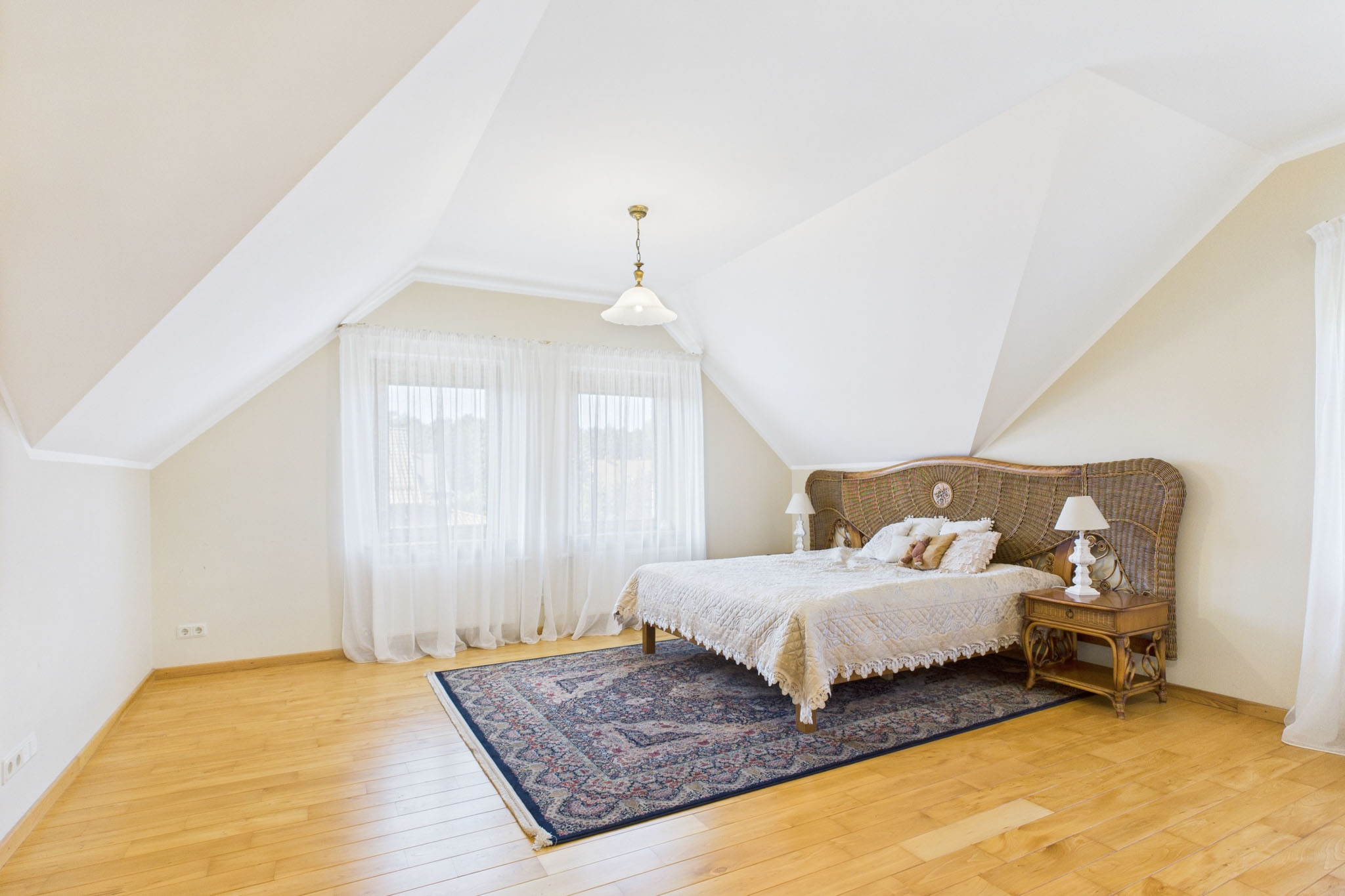 Kvalitatīva interjera fotogrāfija: Mājīga guļamistaba ar mansarda logiem – nekustamā īpašuma fotogrāfijas