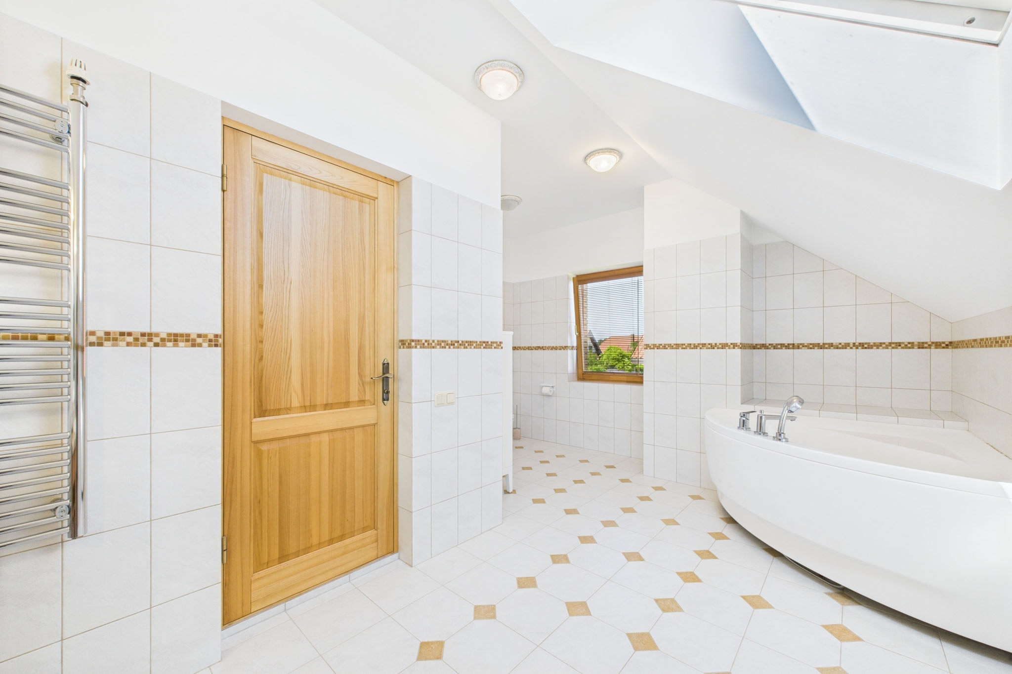 Kvalitatīva interjera fotogrāfija: Mūsdienīga vannasistaba ar vannu – nekustamā īpašuma fotogrāfijas