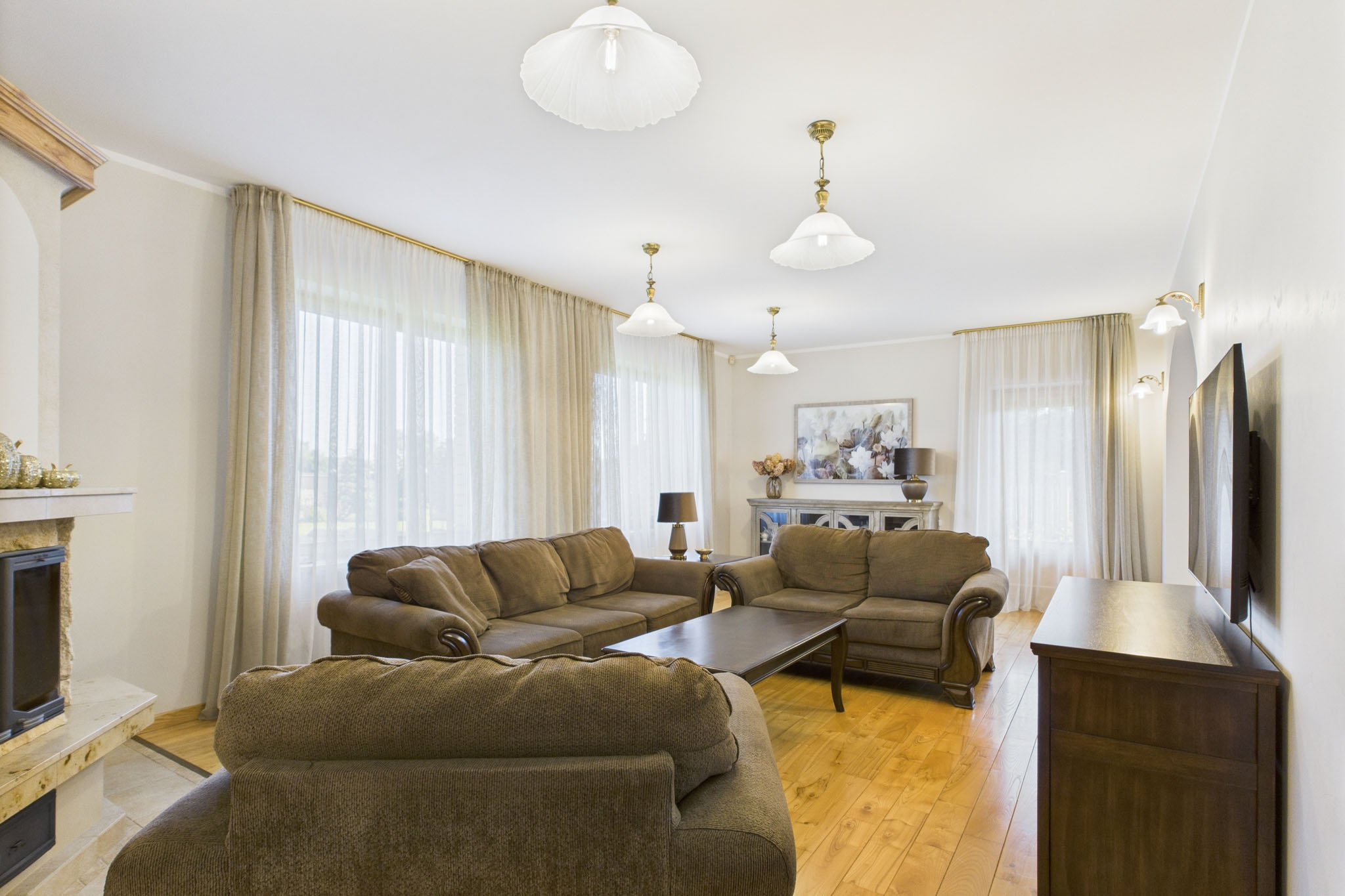 Kvalitatīva interjera fotogrāfija: Klasiska dzīvojamā istaba – nekustamā īpašuma fotogrāfijas